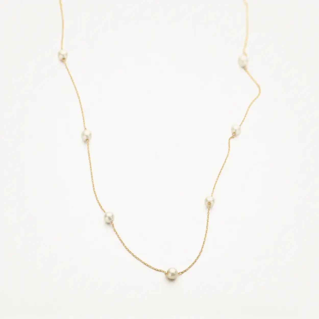 Parels gecombineerd met ankerschakels van 14k geelgoud geven dit collier een verfijnde touch. De parels hebben een doorsnede van 3,6 mm en het collier heeft een lengte van 40,5 cm.