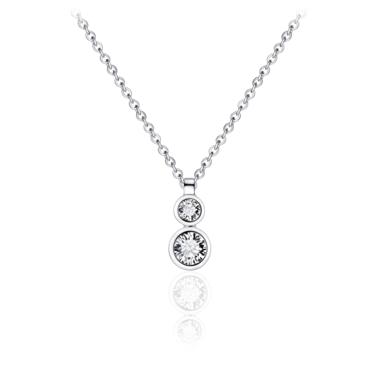 Zilveren collier anker schakel met hanger. De hanger heeft twee briljant geslepen zirkonia's in kastzetting onder elkaar, diameter 4mm en 10mm. Het collier is te dragen vanaf een lengte van 42 cm, maar gemakkelijk te verstellen tot 47 cm. 

Leuk om te combineren met de bijpassende ring R378, R383 en/of 
oorstekers E1003 en/of oorhangers E1007.