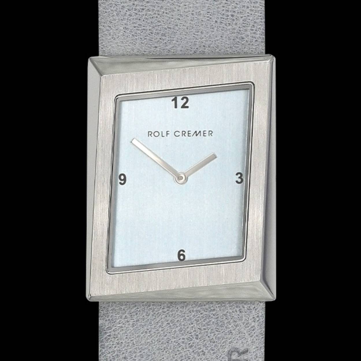 De nieuwe Rolf Cremer Stretch horloge heeft aan de rechterkant van de kast een verhoging en zorgt zo voor een 3D-look. Ook de wijzerplaat is aan een kant verdiept. De afwerking van dit Rolf Cremer horloge is zoals gewoonlijk verfijnd door rvs hoogglans gepolijst kast of voorzien van een hoogwaardige PVD-coating.
