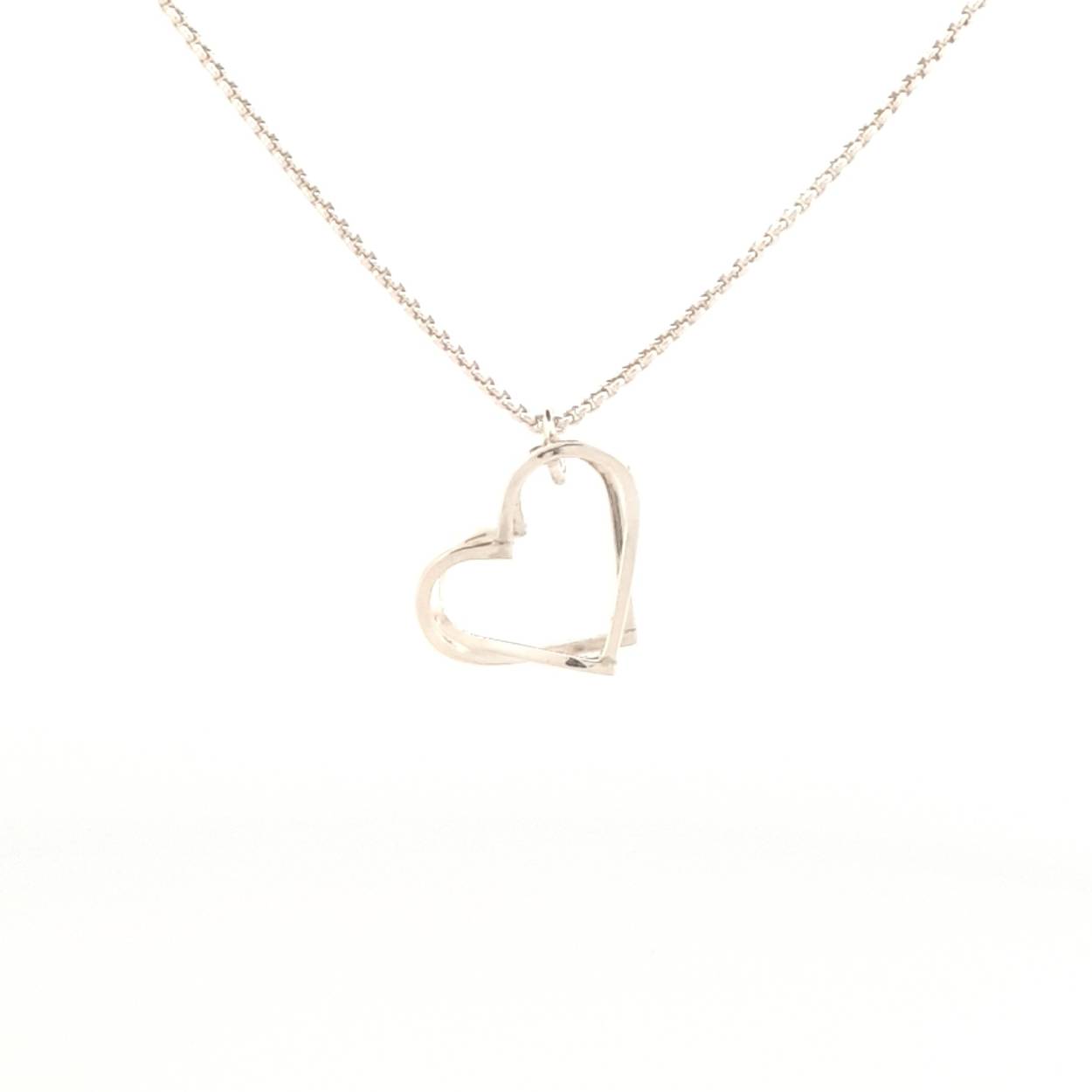 Oneindige harten, 1 zilveren draad vormt deze hanger. De twee harten zijn door elkaar geplaatst voor een mooi 3D effect.

Deze hanger wordt los verkocht of wil je er een bijpassende ketting van zilver bij bestellen?

Maak een afspraak en kom deze sierlijke hanger eens passen! Of bestel haar gelijk, dan sturen we deze mooi verpakt naar je toe.