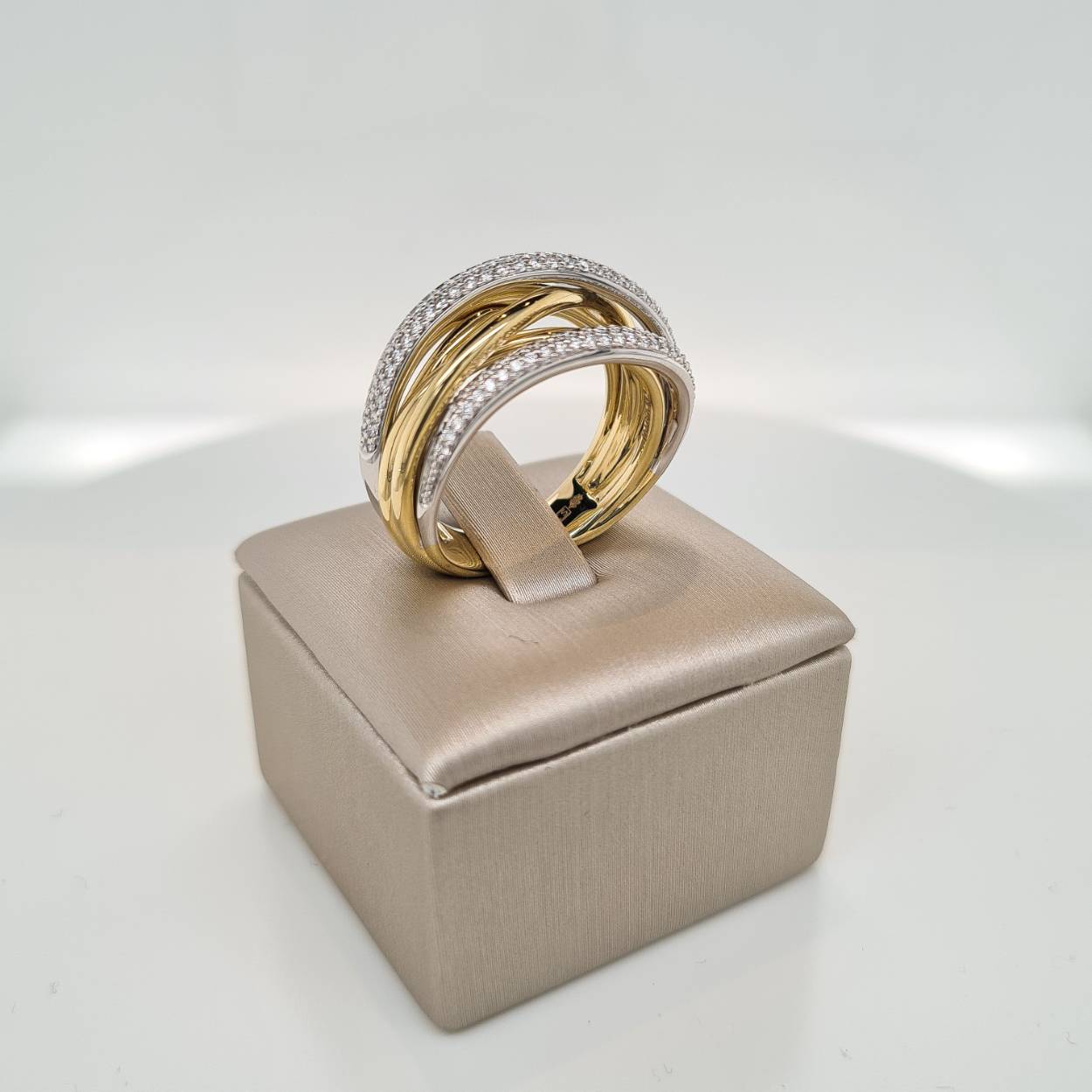 Prachtige 14krt gouden ring met twee banen met diamant 0,42crt G VSI. De maat van de ring is 55 (17,5). Heeft u een andere maat, neem dan gerust contact met ons op.