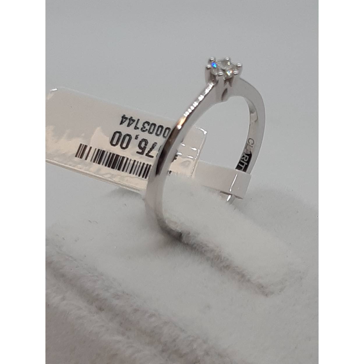 De diamant ring met modelnummer BREA-0002754 is een verfijnd sieraad van 14-karaats witgoud, met een ronde diamant van 0,14 karaat, SI1 zuiverheid en kleur F (fijn wit+ River). Perfect als verlovingsring of als elegant accessoire bij formele gelegenheden. Draag hem aan je ringvinger voor een tijdloze, klassieke uitstraling.
