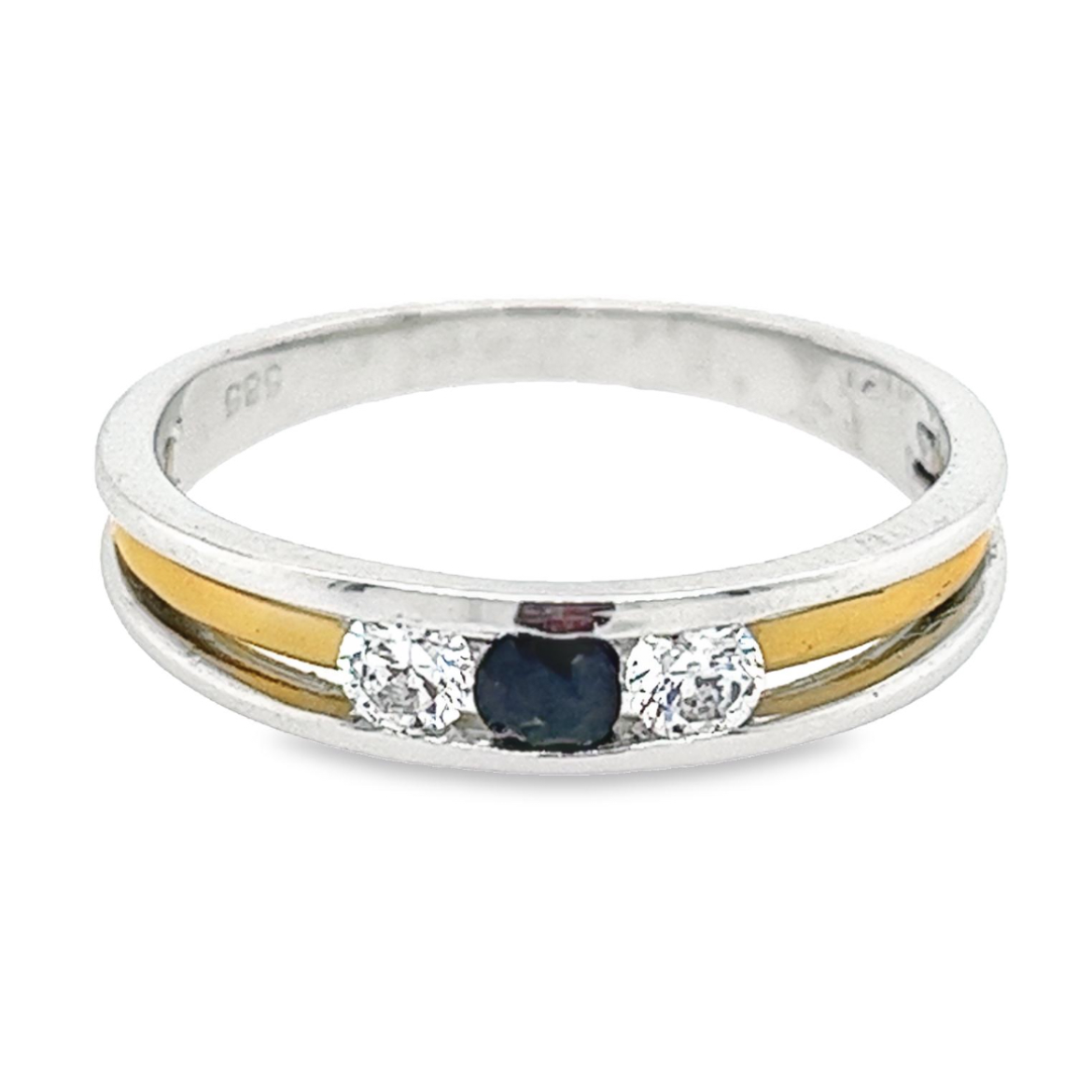 Deze bicolor gouden ring heeft een ontzettend elegante uitstraling. De twee buitenste stroken van deze ring zijn witgoud van kleur en de middelste strook is geelgoud van kleur. De middelste steen is een Saffier en de twee stenen ernaast zijn briljant geslepen zirkonia stenen. Deze ring is volledig glad gepolijst en de scheen is witgoud van kleur.