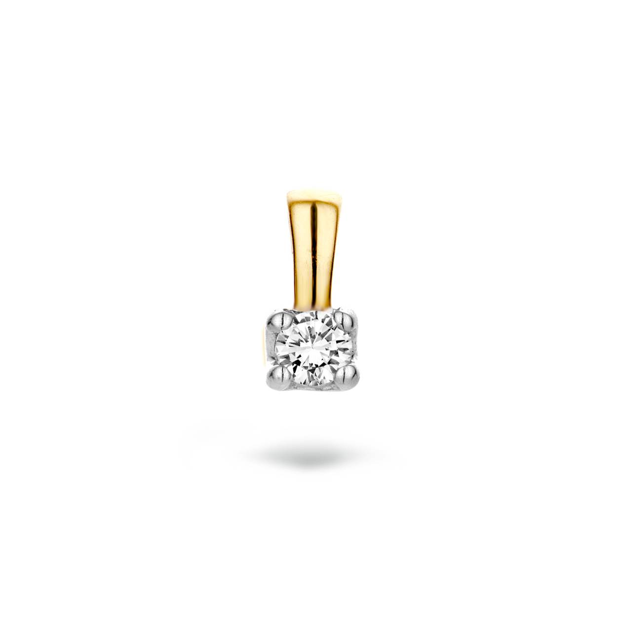 Deze hanger van 14k geelgoud schittert met een briljant geslepen diamanten in chaton-zetting. De doorsnee van de hanger is 2.9 mm en de diamant heeft een karaatgewicht van 0,05. Een prachtig sieraad dat mooi matcht met andere sieraden uit onze collectie.