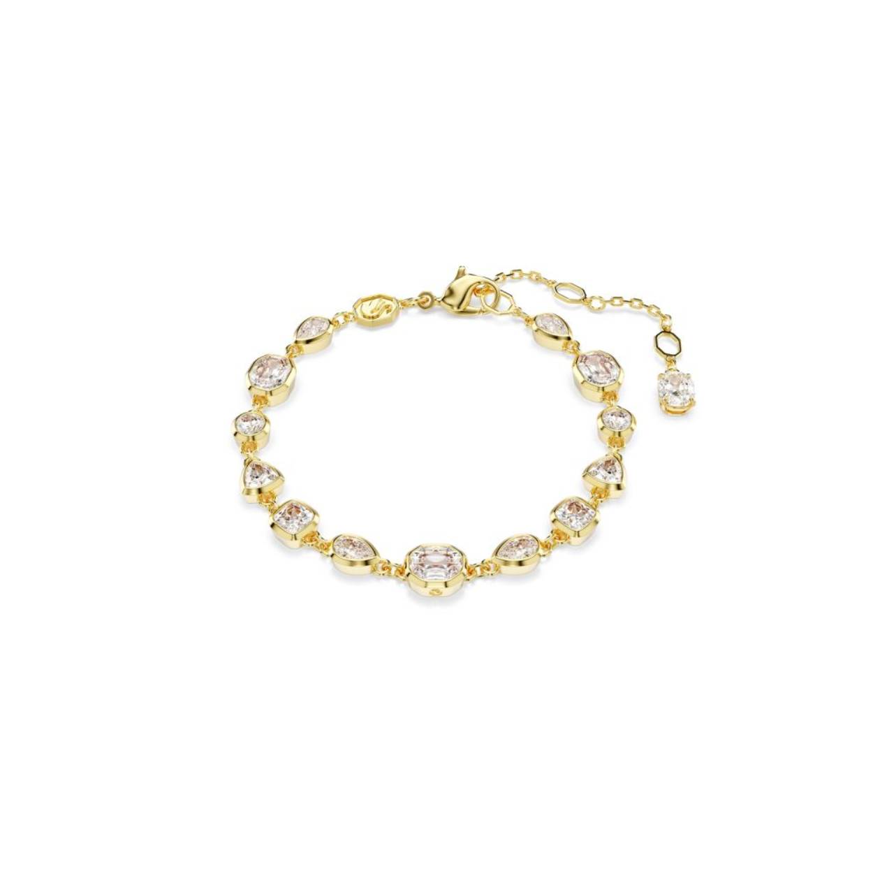 Kunstzinnigheid ontmoet verbeelding in deze armband met goudkleurige toplaag uit de Imber-lijn. Het intrigerende ontwerp heeft een rand van Swarovski Zirkonia in verschillende vormen, elk in een moderne bezelzetting. Voor een verstelbare pasvorm kan de karabijnsluiting op drie posities worden vastgesteld. Aan het uiteinde van het extender hangt een Swarovski Zirkonia. Draag deze armband met een bijpassende Imber-ketting voor een extra verfijnde look.