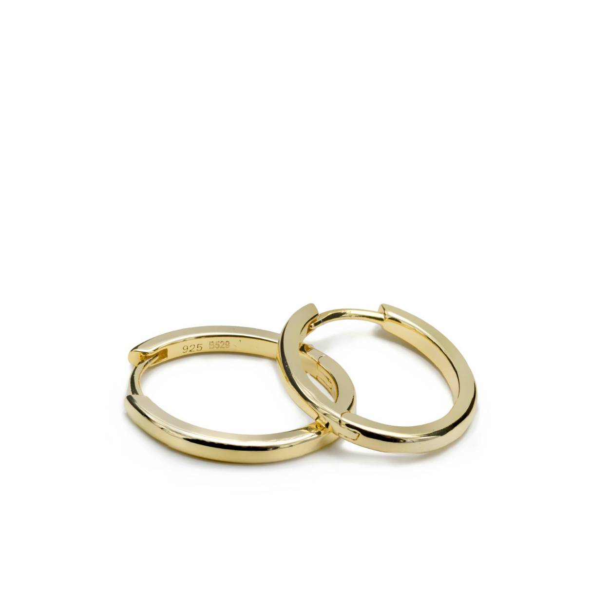 Gold plated silver hoop earrings oval design. A simple design, ideal to complement your everyday looks and also with your most elegant looks. Gold plated silver hoop earrings in the shape of an oval. Perfect to combine with other jewelry from our collection, you will fall in love with them!