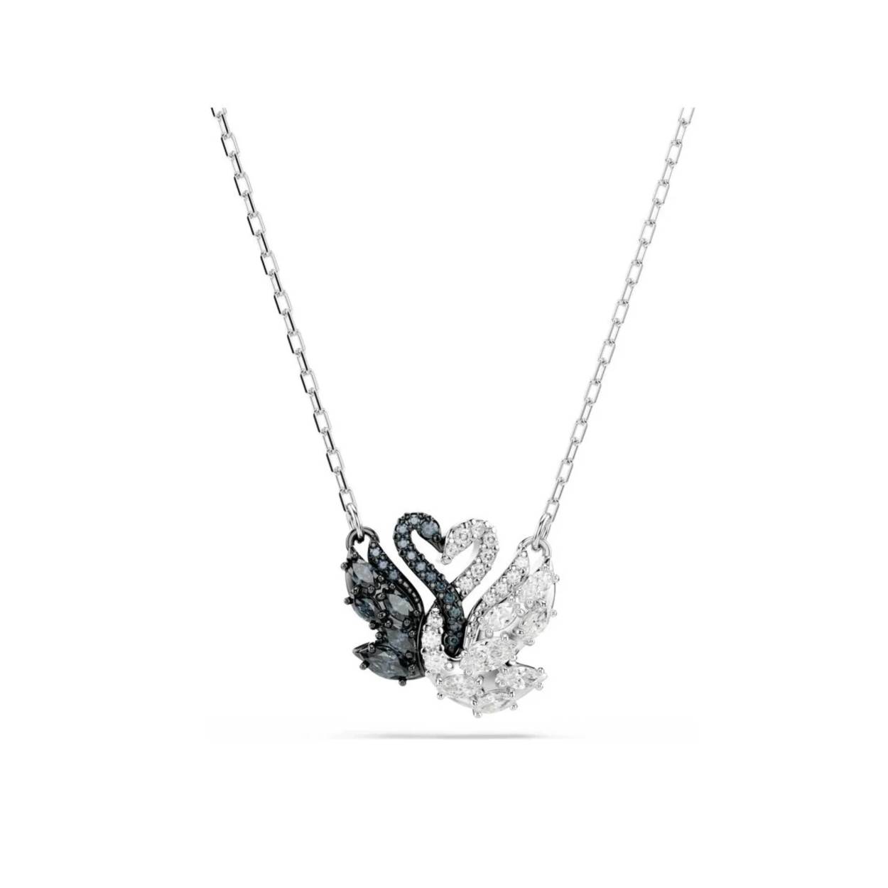 Deze zwanenhanger, een eerbetoon aan Swarovski’s eeuwige symbool van liefde en schoonheid, geeft elke outfit een elegante touch. Het centrale motief, hangend aan een delicate ketting, toont twee verstrengelde zwanen, afgewerkt met een rhodium en ruthenium toplaag en volledig bezet met zwarte en witte Swarovski Zirkonia in Round- en Marquise-slijpvorm. Een prachtig voorbeeld van Swarovski’s savoir-faire dat altijd tijdloos zal blijven.