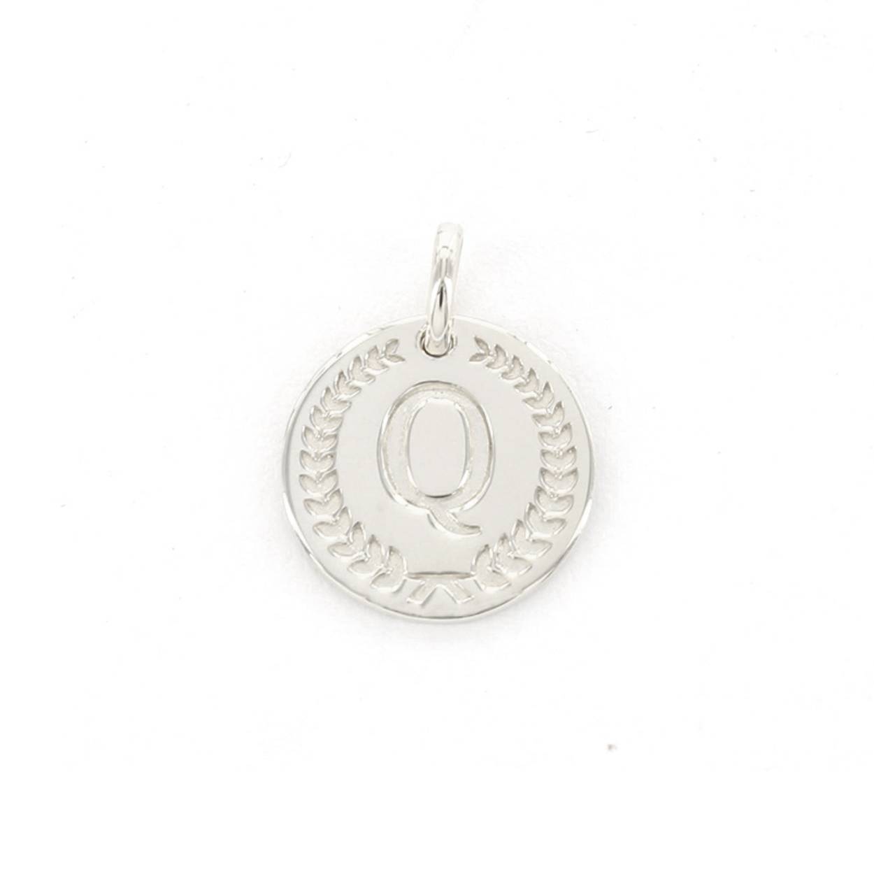 Voor deze hanger heb je een Imotionals ketting nodig. Imotionals kettingen hebben een klein oogje dat door de hanger past.

De collectie hangers en bedels van Imotionals bestaan uit initialen en symbolen. Kies je collier en bedel(s) naar keuze en creëer zo je gepersonaliseerde Necklace.  Je schuif de bedel aan het collier, de lengte kun je zelf bepalen, en hoe leuk is is om 2 of 3 lengtes samen te dragen. Creëer your own Necklace Party.

Imotionals is een zilveren sieradenlijn bestaande uit dunne colliers en hangertjes, het laatste in de vorm van initialen en symbolen. waarmee je door middel van colliers, initialen en symbolen expressie geeft aan jou gevoelens of gedachten.

Een letter sieraad zorgt ervoor dat je jouw look een persoonlijke touch kan geven. Kies voor je eigen letter of de letter van je beste vriendin, vriend, moeder of iemand anders die je dierbaar is. Je kunt er zelfs een hele naam aan hangen, met bijvoorbeeld een hartje of sterretje symbool voor extra betekenis. Ook mega leuk om te geven als cadeautje. Get it before it's gone!
