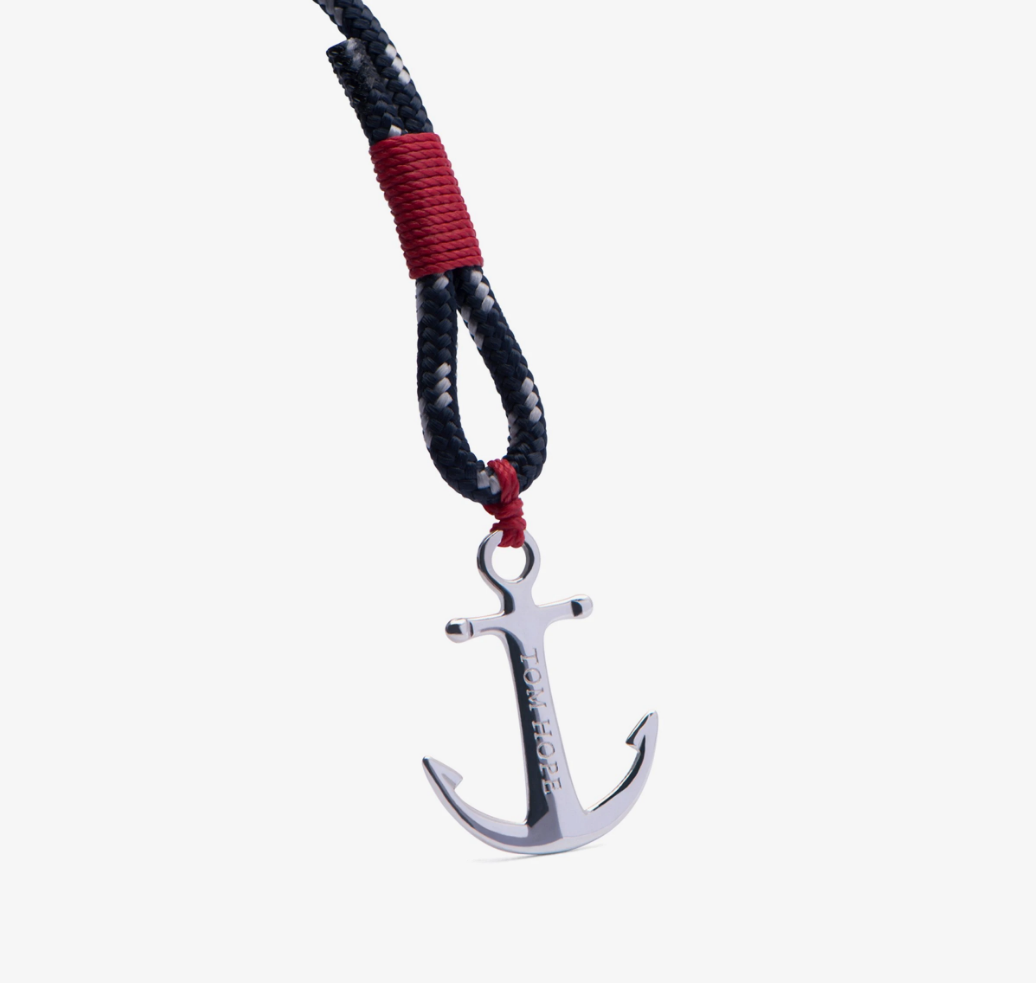 De Atlantic Red bezit de klassieke Tom Hope look - een tijdloos ontwerp dat de veelzijdige blauwe trimlijn combineert met een lichtrode whipping knot details en het karakteristieke sterling anker. De Atlantic Red is handgemaakt tot in de perfectie voor een lang gebruik.

Uniseks
Handgemaakt
Puur Sterling zilver
Nikkel- en loodvrij
L = 19.5-21cm