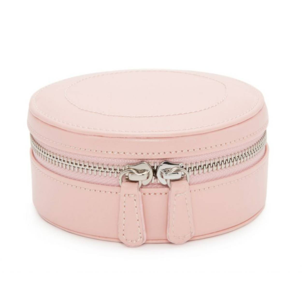 Klassiek ontmoet hedendaags met de Sophia collectie. Sophia is ontworpen om sieraden te beschermen met stijl en functie in gedachten. Met grote juwelendozen voor de fanatieke verzamelaar en etuis met ritssluiting voor meer selecties, is Sophia perfect om de meest uiteenlopende juwelencollecties netjes georganiseerd te houden in glad, duurzaam leer. Ritssluitingen bevatten speciale opbergmogelijkheden voor bedelsieraden, armbanden en meer. Sophia is verkrijgbaar in zachte neutrale kleuren en rijke kleuren geïnspireerd door de natuurlijke wereld, en knalt op je dressoir of in je reistas. En omdat elke handgemaakte sieradendoos en etui is behandeld met onze gepatenteerde LusterLoc™ anti-aanslag voering, ziet je sieradencollectie er altijd op zijn best uit.