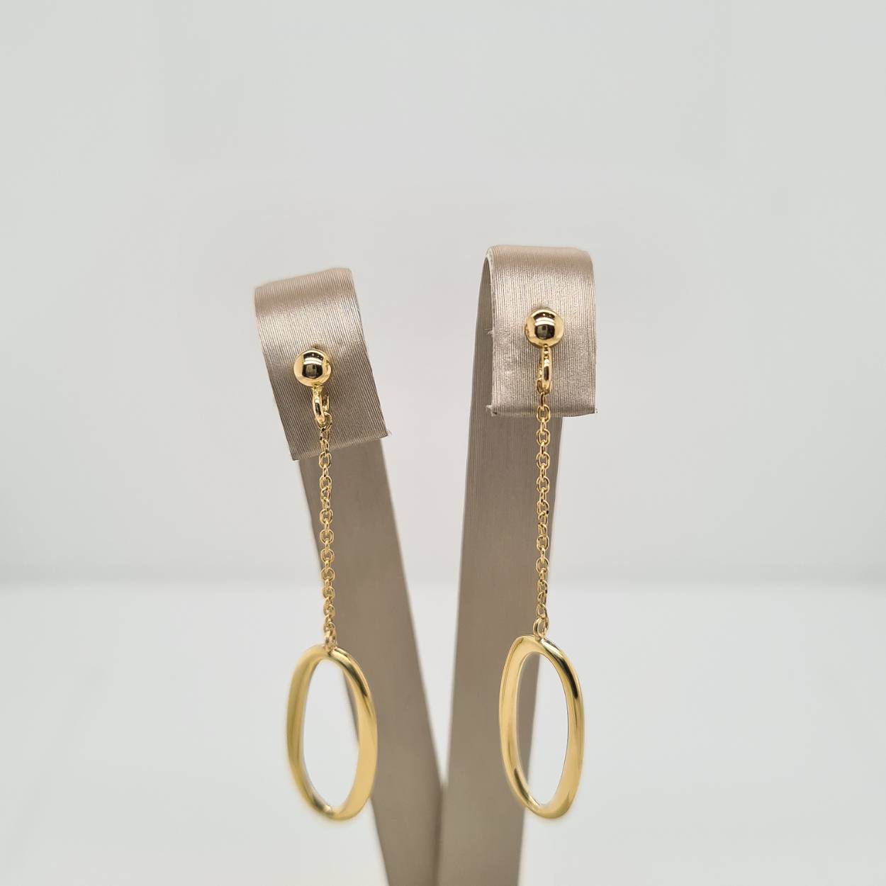 Prachtige 14 karaat gouden oorsieraden met ovalen. 