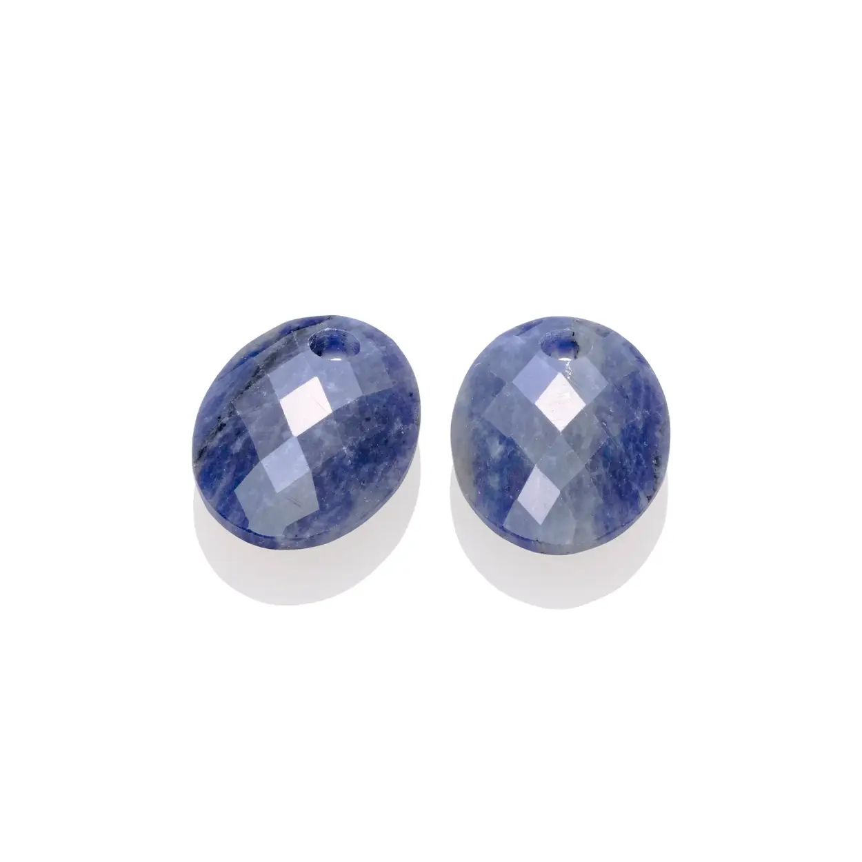 De Medium Oval Sodalite edelstenen zijn perfect voor wie houdt van diepe kleuren en natuurlijke patronen. De donkerblauwe sodaliet wordt gekenmerkt door subtiele witte aders, waardoor elke steen een uniek uiterlijk heeft. De ovale vorm is elegant en flatterend langs het oor, en de gladde afwerking geeft een luxueuze uitstraling. Ontworpen voor het verwisselbare systeem van Sparkling Jewels zijn deze edelstenen eenvoudig te combineren met verschillende basisonderdelen. Of je ze nu draagt als stijlvol accent bij een neutrale outfit of als contrastrijk element bij kleur – deze oorbelstenen voegen kracht en elegantie toe aan elke look.