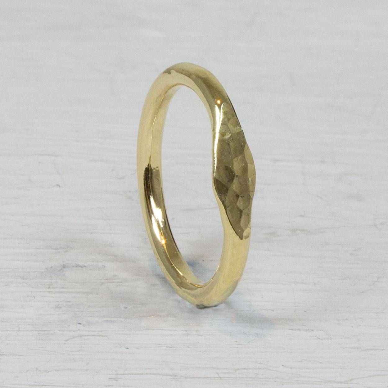 Ring van Jéh Jewels gemaakt van Goldfilled, gaaf in combinatie met een andere ringen, maar ook prachtig alleen.

Materiaal: Goldfilled
Goldfilled komt uit Amerika en wordt daar al langer gebruikt voor de vervaardiging van sieraden met een "touch of gold" voor een betaalbare prijs. Bij goldfilled heeft de ring van onedelmetaal een dikke goudlaag die erop gewalst zit om langer te kunnen genieten van de warme uitstraling van goud. Goldfilled wordt veelal ook goed verdragen door mensen die allergisch zijn voor andere metalen dan goud.