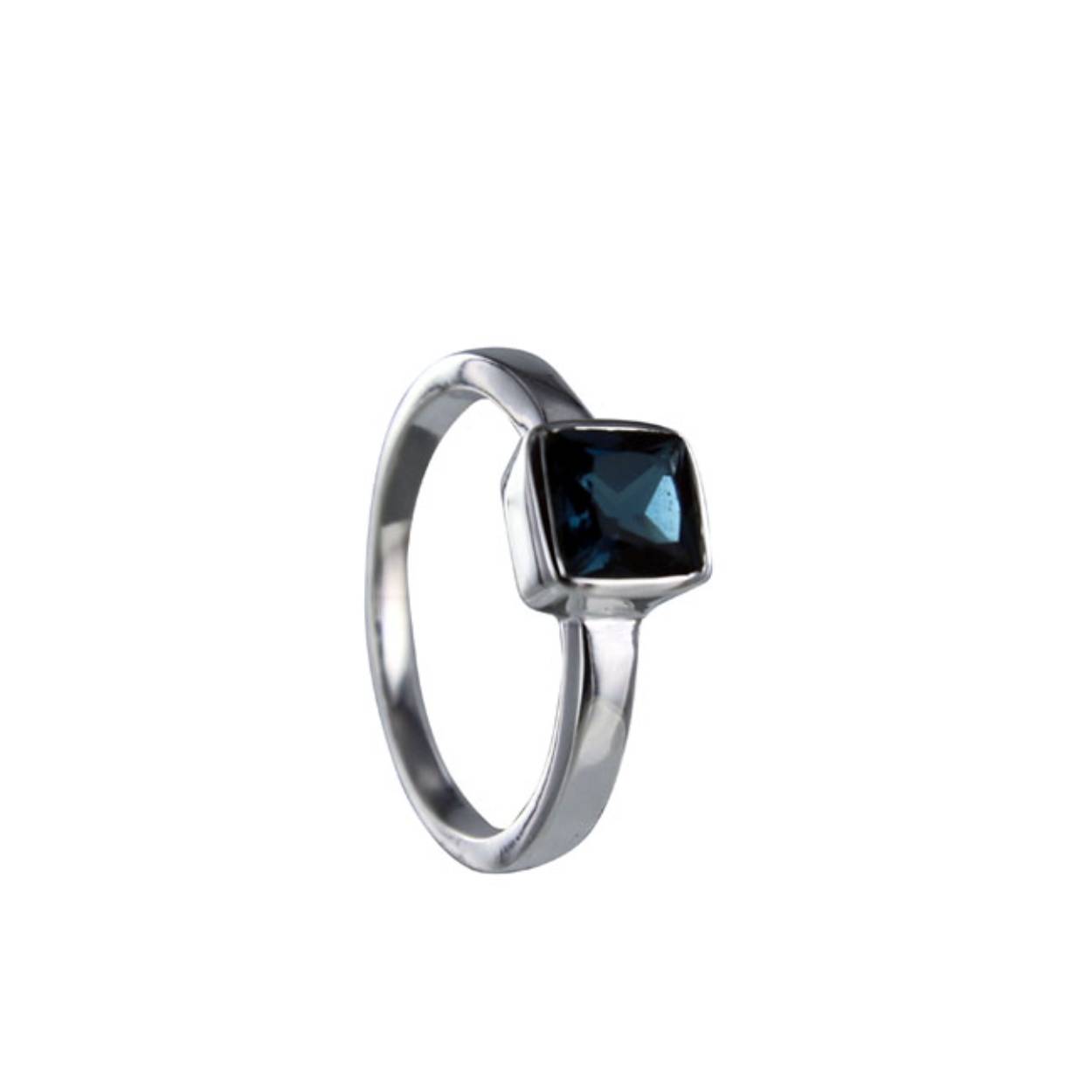 ring zilver met vierkante, facet geslepen London Blue topaas van 7mm