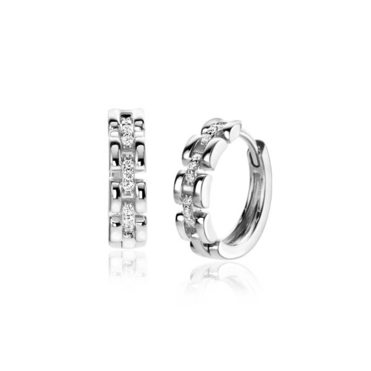 ZINZI zilveren luxe oorringen 16mm met rolex-style schakels. De middenbaan van de schakels is mooi bezet met witte zirconia's. Met gemakkelijke scharnier-sluiting. Het klik-systeem maakt dat de oorringen gemakkelijk in te doen zijn en heel comfortabel dragen. Vervaardigd van eerste gehalte zilver (925) en voorzien van een extra rodiumlaag voor een langdurige glans.