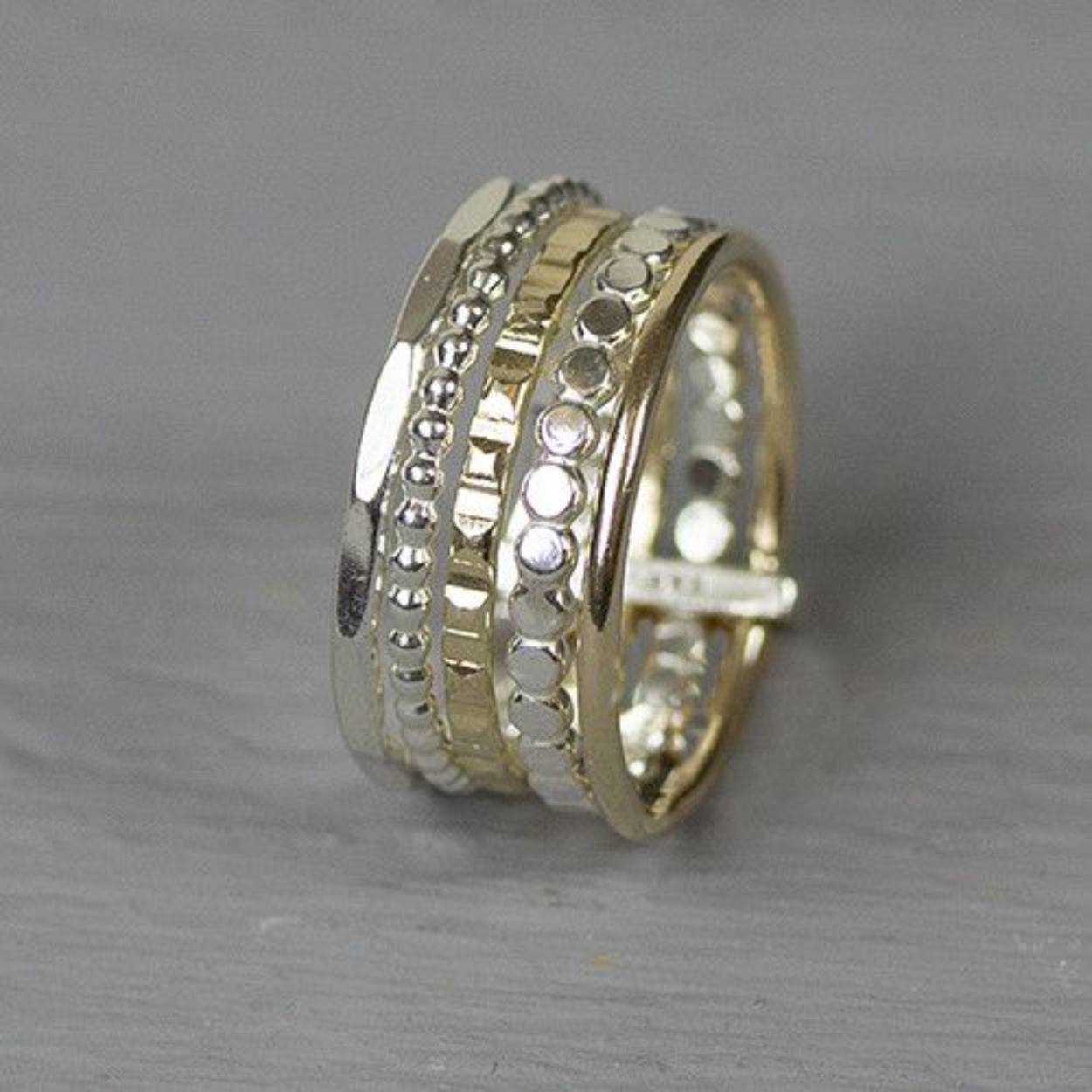 Jéh Jewels ring die bestaat uit vijf losse ringen.  Twee van de ringen is vervaardigd van goldfilled en 3 zijn van zilver. Elke ring heeft een andere bewerking voor een speels effect.