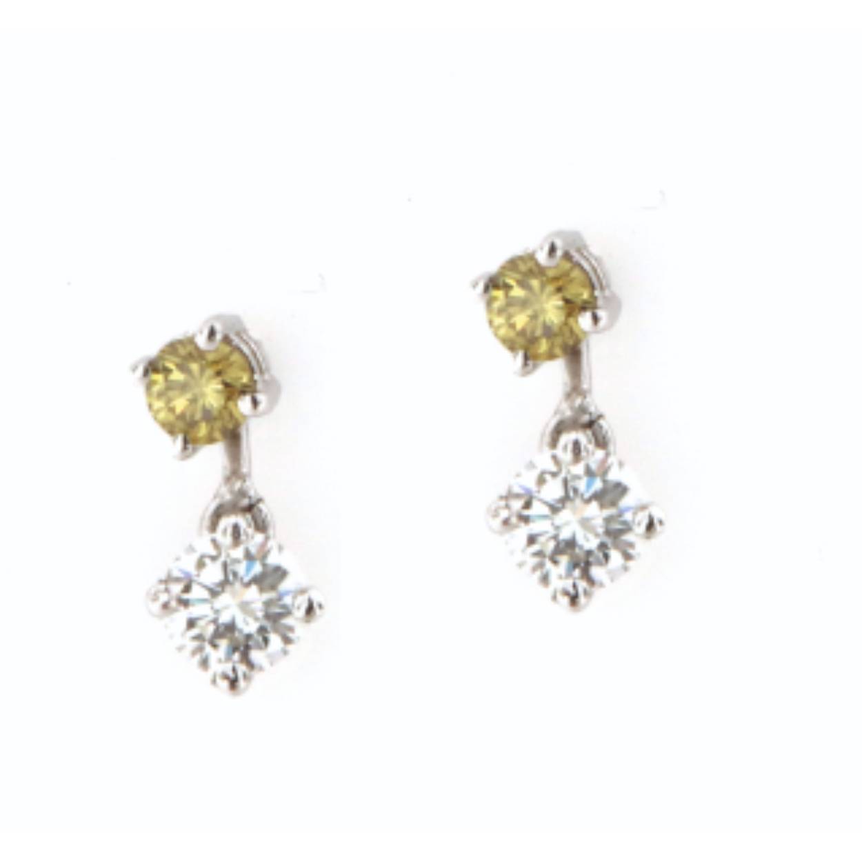 oorbellen in wit goud 18kt met natuurlijk gele diamant 2x0.08ct en bengelend een natuurlijk witte diamant 2x 0.20ct (beide briljant geslepen)
de onderste (witte is afneembaar en dus kan de gele alleen op het oor gedragen worden)