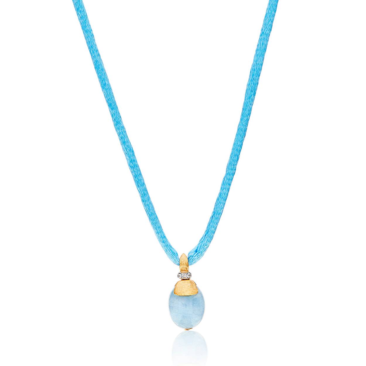 Verfijnde melkaquamarijn hanger, 18kt goud en diamanten. Een ketting geïnspireerd op de prachtige zoutpannen van de Camargue, een ongewone bestemming die betovert door de kleur van het water en de prachtige flamingo's die er rondzwemmen. Draag dit juweel als armband of ketting en maak er uw trouwe reisgenoot van.