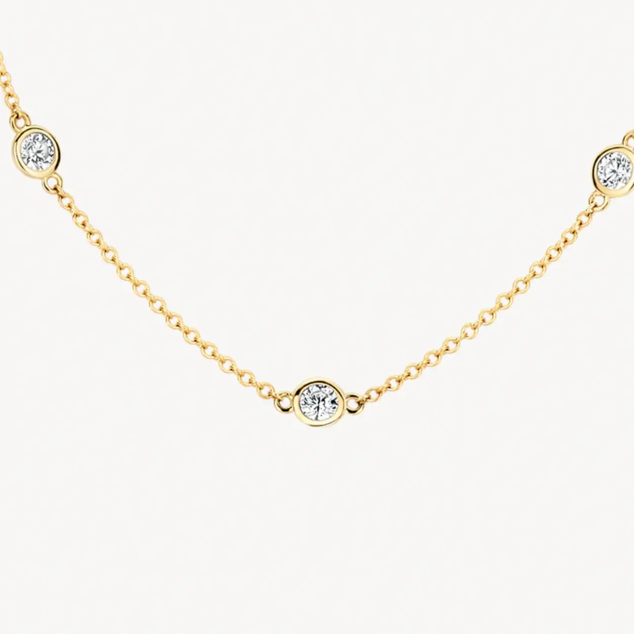 Blush 14krt geelgoud collier met zirkonia 3172YZI. Glinsterende zirkonia in gladomzetting (3,4 mm) en 14k geelgoud maken van dit collier een geraffineerde eyecatcher. Mooi op zichzelf of mix en match met andere sieraden uit onze collectie, bijvoorbeeld met armband 2237YZI.