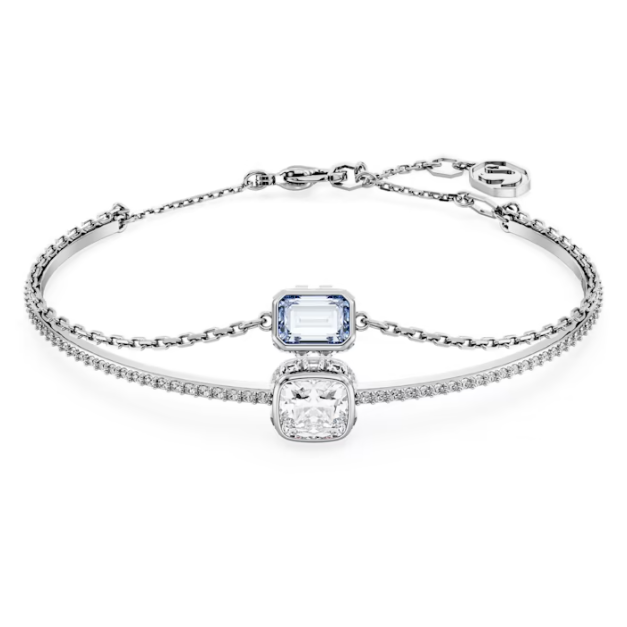 Draag twee stijlen in een met deze fascinerende Stilla-armband. Het ontwerp met een rhodium toplaag bevat een massieve band die is voorzien van heldere kristallen en een heldere steen in het midden, en een zachte ketting met een blauwe rechthoekige Swarovski Zirkonia. Beide stenen worden omringd door heldere kristallen met een square-slijpvorm voor nog meer glans. Het sieraad heeft een karabijnsluiting met een verlengstuk voor de perfecte pasvorm. Deze prachtige armband is geïnspireerd op lichtdruppels en is het toonbeeld van ingetogen glamour.
