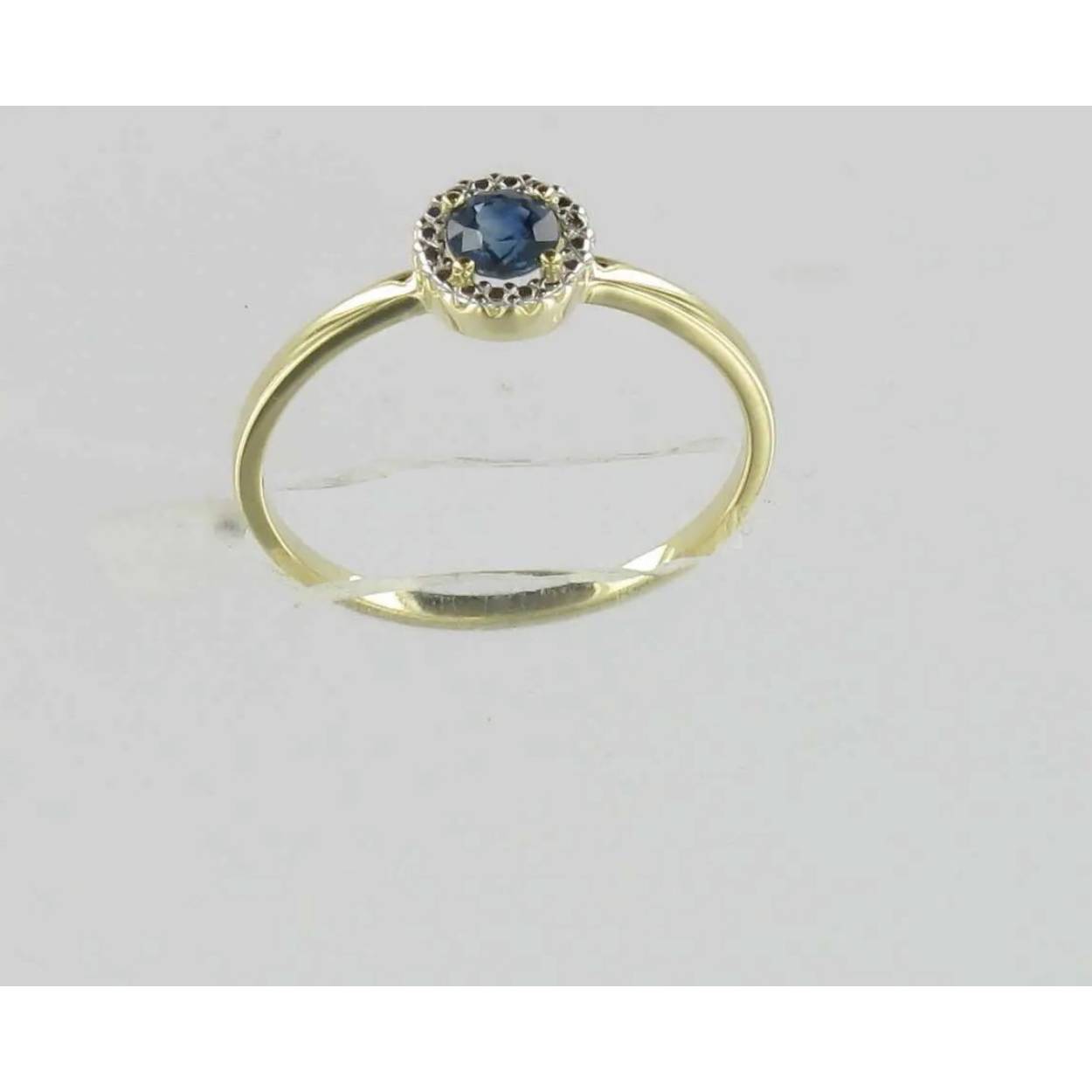 14k ring met saffier.