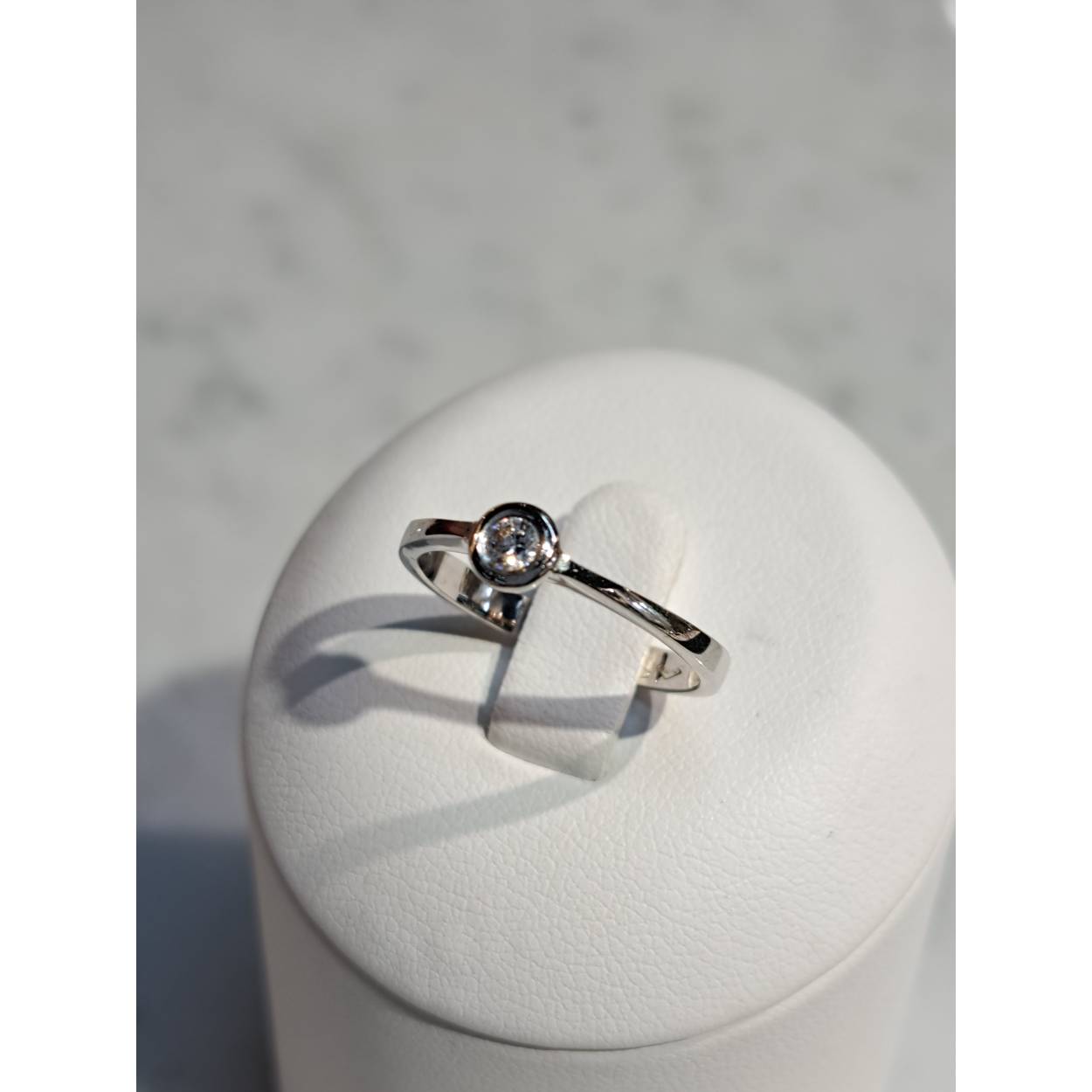 14 Karaat wit gouden ring solitaire zirkonia briljant geslepen. 