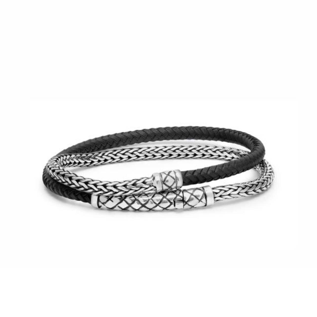 De unieke combinatie van zilver en gevlochten leer komt prachtig samen in deze wikkelarmband uit de Crossline-collectie. Het uitzonderlijke vakmanschap van onze ervaren SILK-ambachtslieden is terug te zien in het elegante ontwerp. De armband bestaat uit een mix van half zilver en half handgeweven leer, en wikkel je eenvoudig om je pols voor een stijlvolle, gelaagde look. Hierdoor lijkt het alsof je twee armbanden draagt, wat zorgt voor een speelse en opvallende uitstraling. Dit unieke ontwerp is met zorg vervaardigd en straalt zowel moderniteit als tijdloze klasse uit.