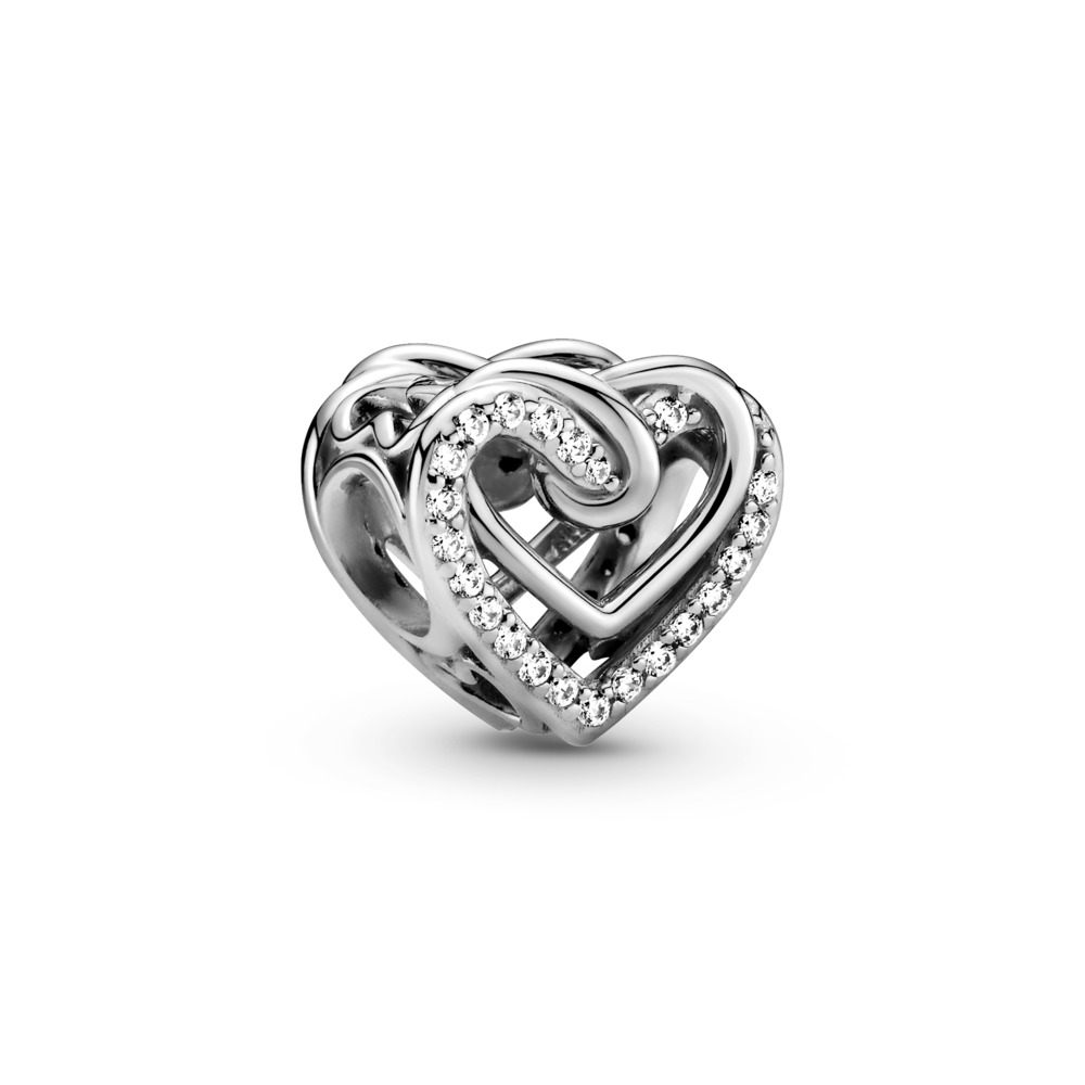 Geef een symbool van je liefde met de Sparkling Entwined Hearts Charm. Dit design dat bestaat uit verstrengelde gepolijste harten is hand-finished in sterlingzilver en is op de voor- en achterkant afgewerkt met glanzende hartjes bezet met stenen. Op de zijkanten zijn ook verstrengelde harten te zien. Deze gedetailleerde opengewerkte bedel die is geïnspireerd door het beroemde liefdesverhaal van Romeo & Juliet, is het perfecte cadeau voor een bijzonder iemand op Valentijnsdag.