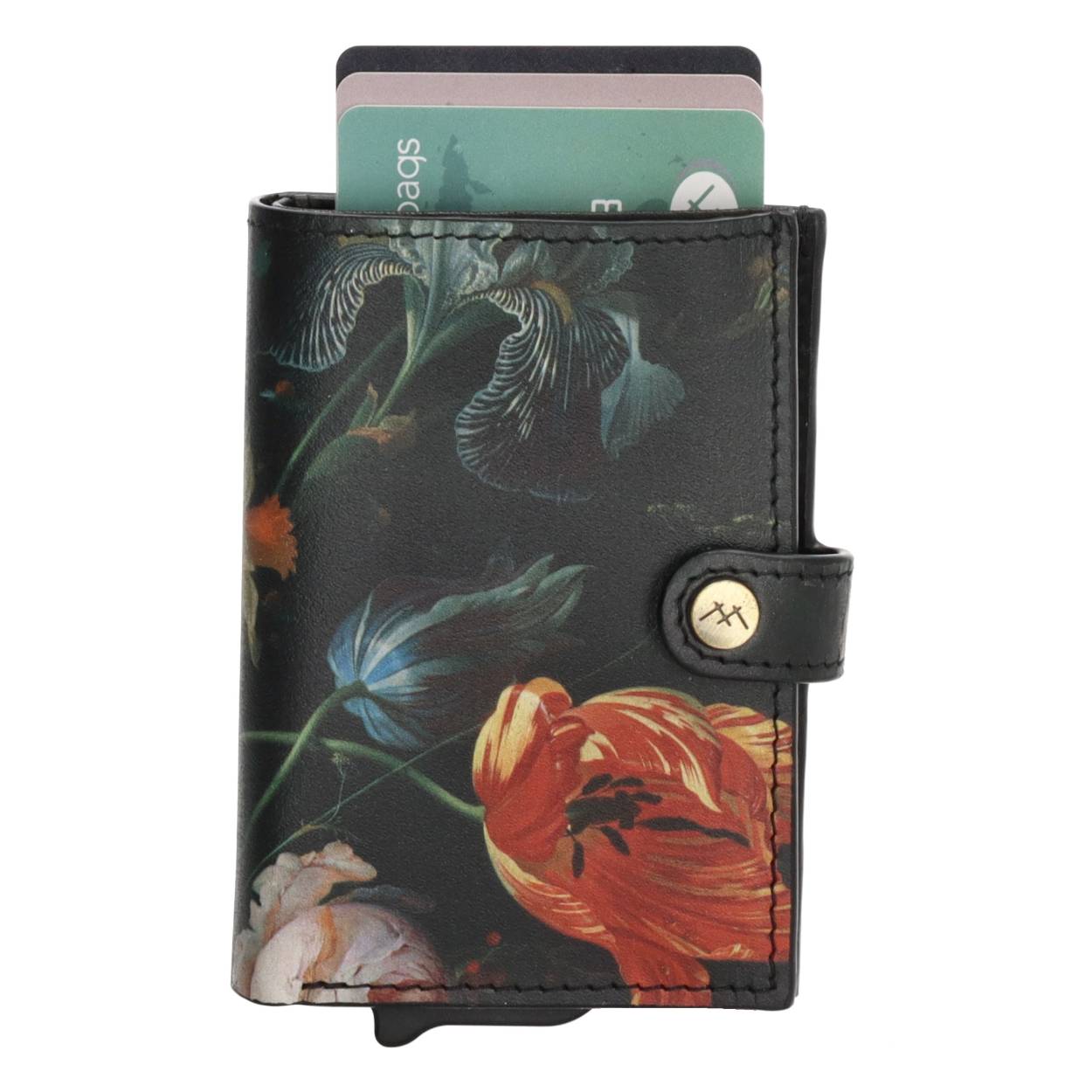 Oelala, kijk deze beauty uit de Masterpiece collectie van Micmacbags eens! Ideaal om al je pasjes, muntgeld en briefheld in op te bergen! In de creditcardetui is ruimte voor 8 pasjes, een ID en wat briefgeld, en op de achterzijde van de creditcardetui bevindt zich een ritsvakje voor wat muntgeld. Hij sluit door middel van een drukknoop, je spullen zijn dus veilig! Betaal jij straks stijlvol met deze topper in je hand? 

De Masterpiece collectie van Micmacbags is geïnspireerd op het kunstwerk 'Bloemen en een horloge van de stillevenschilder Abraham Mignon. Met de Masterpiece collectie wordt een stukje kunst aan jou doorgegeven! De tassen en portemonnees zijn gemaakt van onze cow pull up, een sterke leersoort die alleen maar mooier wordt door het te gebruiken.

De eigenschappen van deze creditcardetui zijn: 

Ruimte voor 8 pasjes
Briefgeldvak 
Muntgeldvak
ID-venster