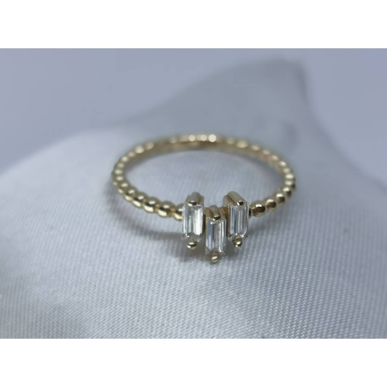 14 karaat geel gouden ring met baguette geslepen zirkonia's.
