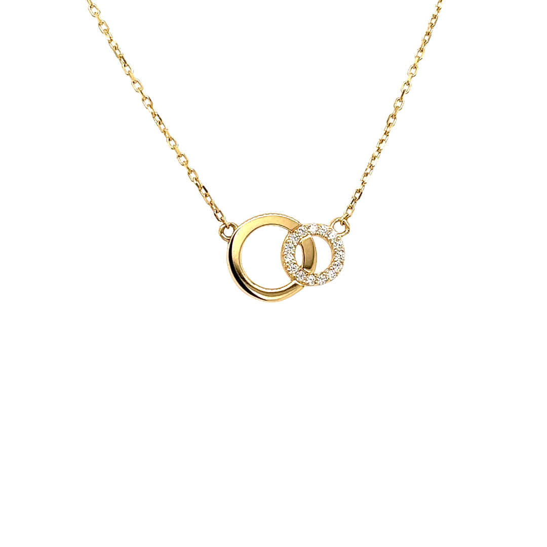 Dit 14-karaats geel gouden ankerschakel collier is onwijs leuk! Het collier wordt verbonden door de bijzondere hanger bestaande uit twee cirkels waarvan een cirkel gezet is met zirkonia stenen. Het collier is verstelbaar van 42cm tot 45cm.