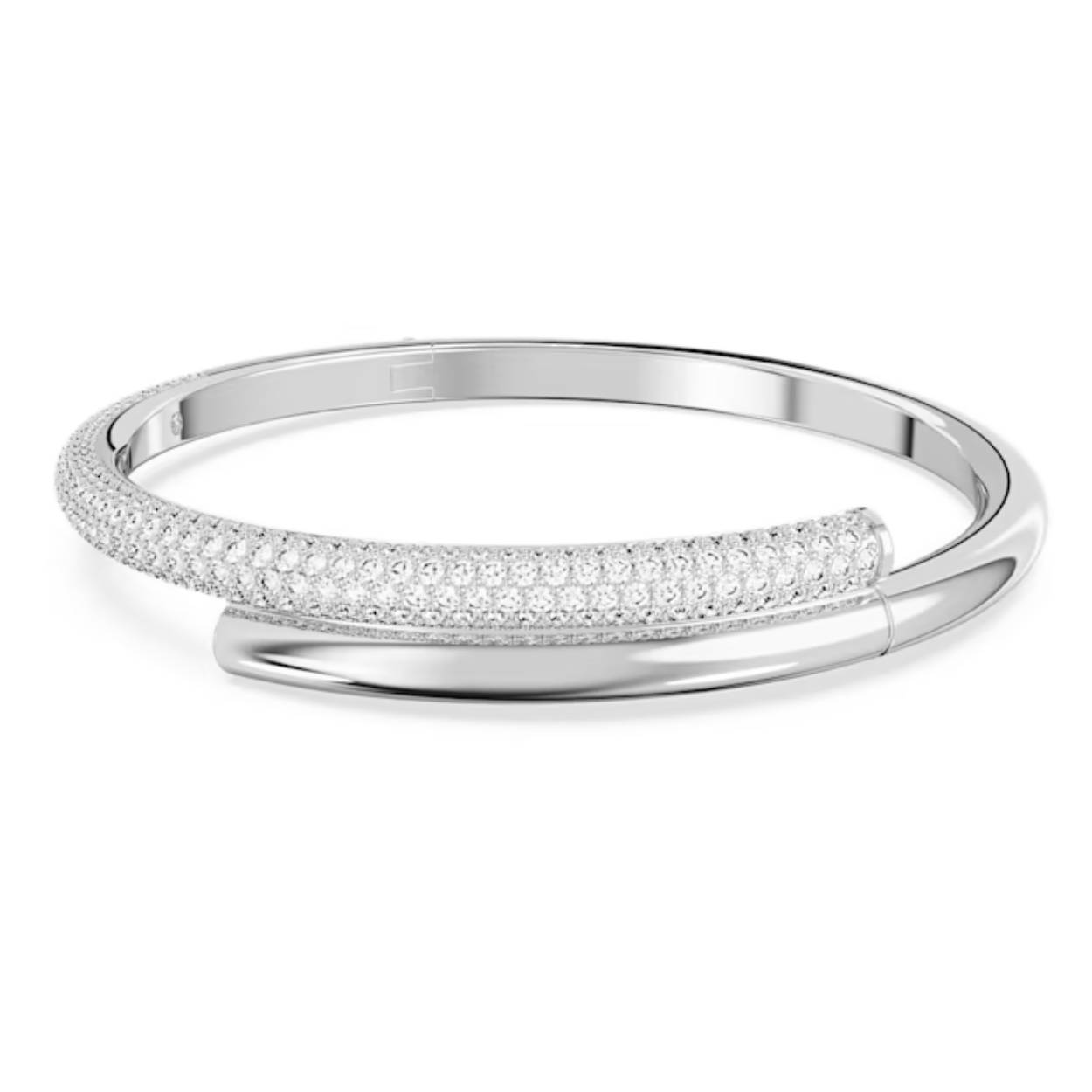 Deze gekruiste armband met een elegante lus om de pols zorgt voor een maximale impact. Het tubulaire ontwerp biedt de perfecte combinatie van klassieke en moderne stijlen, met een band met een rhodium toplaag die half is gedecoreerd met all-over helder kristalpavé. De armband is voorzien van een verborgen magneetsluiting, voor een perfecte afwerking. Een luxueus sieraad dat elke outfit die u draagt nog specialer maakt.

Collectie:  Dextera
Kleur:  Wit
Lengte: 17.3 cm
Binnenste diameters: 6 x 5 cm
Formaat motief: 1 x 6 cm
Materiaal:  Kristallen, Rodium-verguld, Magneet
Type sluiting:  Magneetsluiting