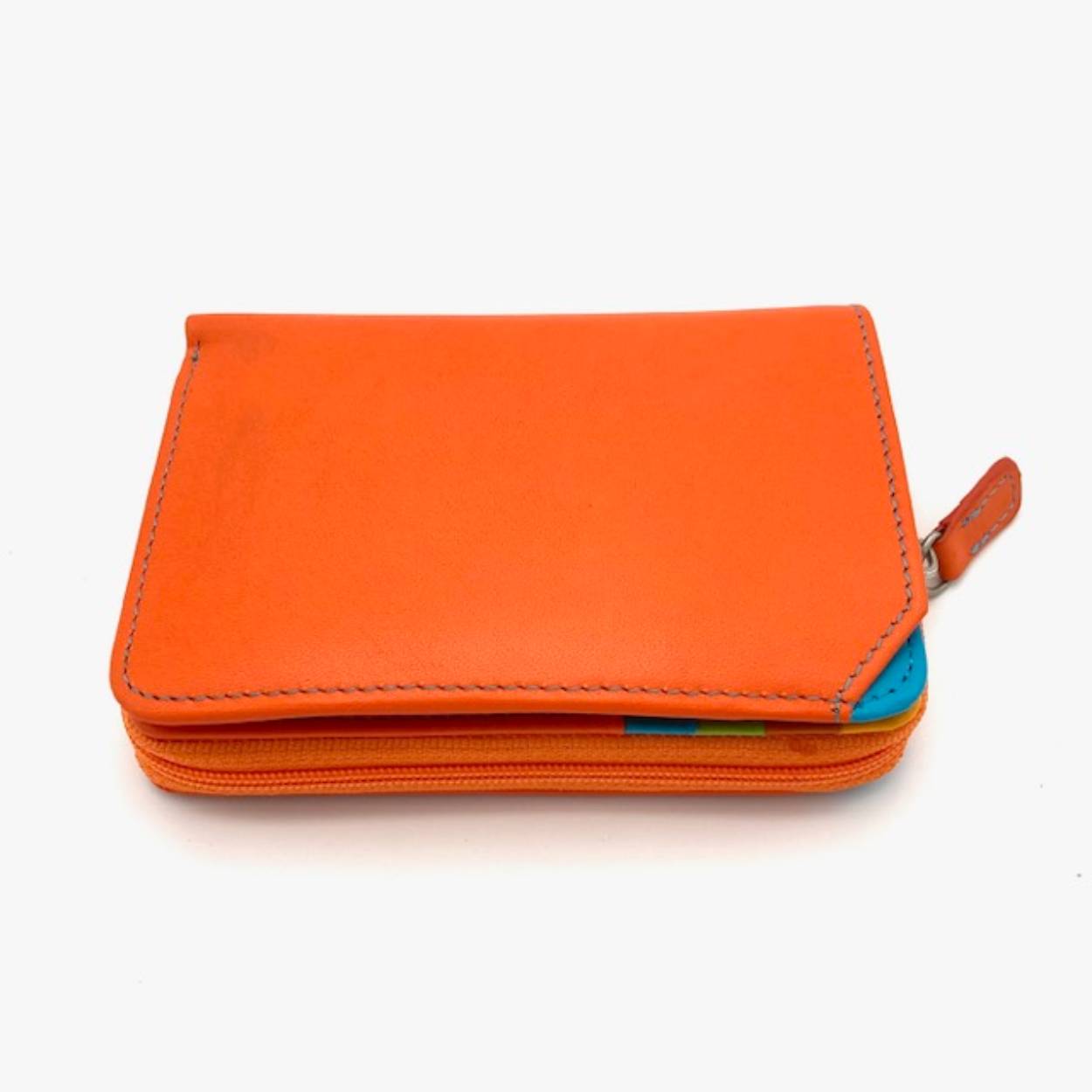 De topper onder de kleurrijke portemonnee. Door de handige afmetingen voor iedereen mee gemakkelijk mee te nemen in jas of tas. 9 vakjes voor pasjes, 3 steekvakken, dubbel papiergeld vak en een rits om de munten in op te bergen.

Afmetingen:
Hoogte 13cm x breed 9cm x 3cm diep