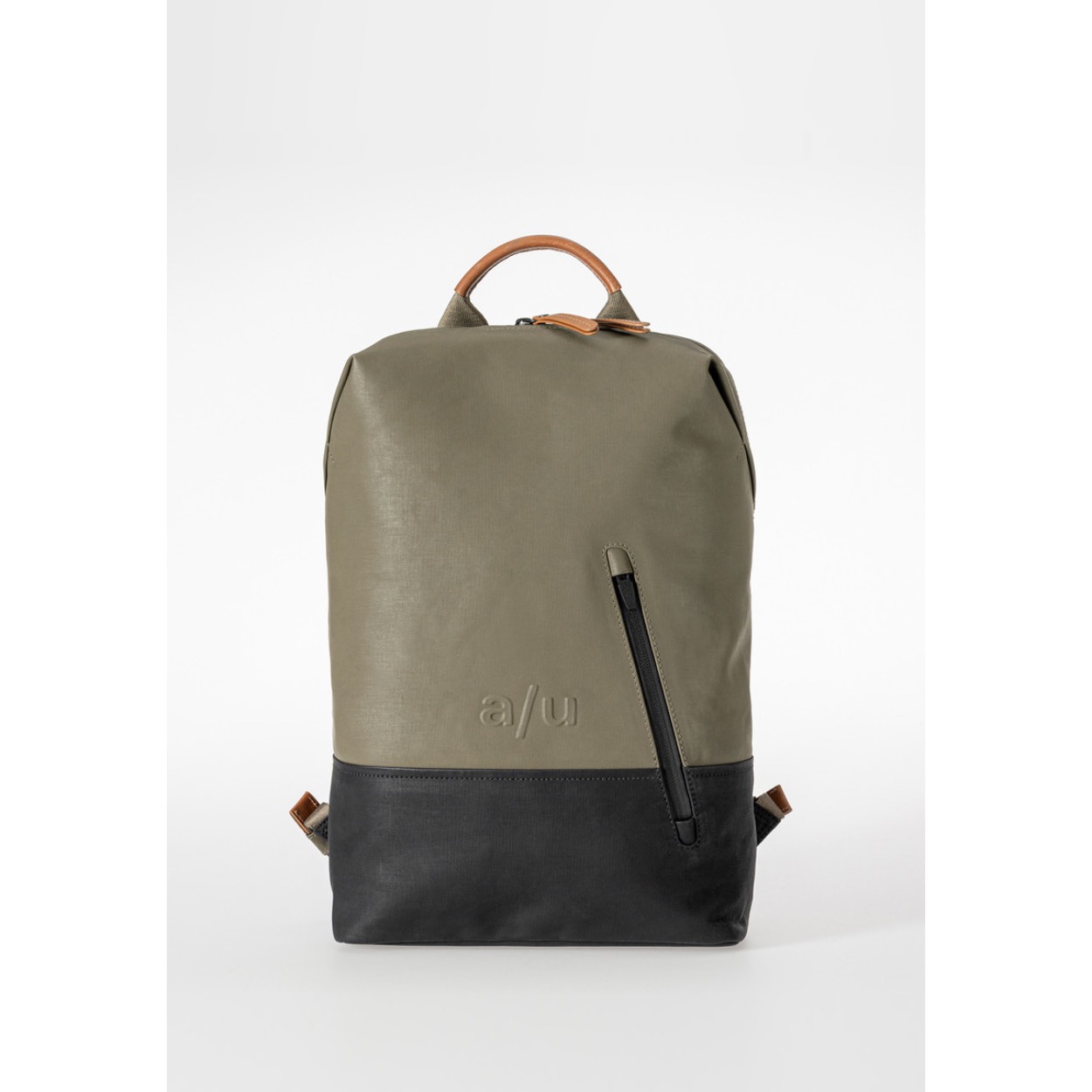 Deze prachtige Japanse Hamamatsu-rugzak van AuntsandUncles is gemaakt van hoogwaardig waterafstotend canvas materiaal en heeft een stijlvolle groene rotskleur. De rugzak is ontworpen om comfortabel te dragen, met verstelbare schouderbanden en een handvat aan de bovenkant. Met zijn handige formaat van 13 inch is deze rugzak ideaal voor dagelijks gebruik. Een must-have accessoire voor elke stijlbewuste persoon!

Aan de binnenkant uitgerust met diverse vakken:
Insteek vak,
telefoonvak,
2 vakken voor een pen,
ritsvak
beschermd notebook vak.