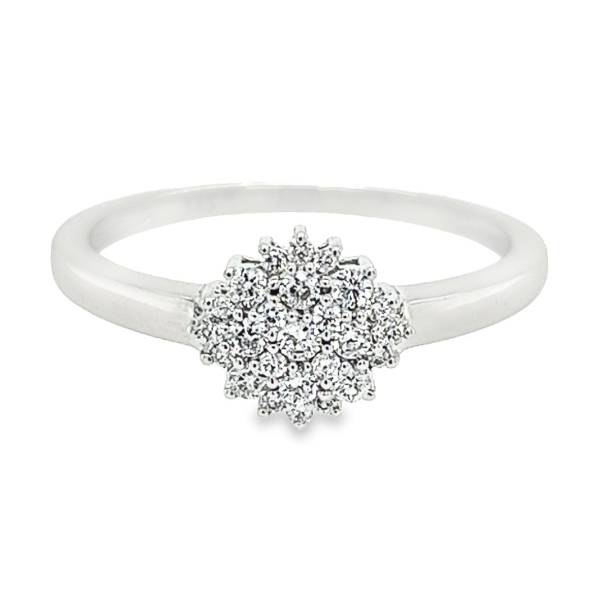 Deze witgouden entourage ring heeft een werkelijk schitterende uitstraling. De meerdere briljant geslepen diamanten zorgen voor deze prachtige schittering. Het totaal karaat gewicht is 0,25 en de briljanten zijn van mooie kwaliteit met zuiverheid SI1. Een witgouden ring met echte diamant is een van de mooiste combinaties, omdat de schittering van de diamanten optimaal wit van kleur is.