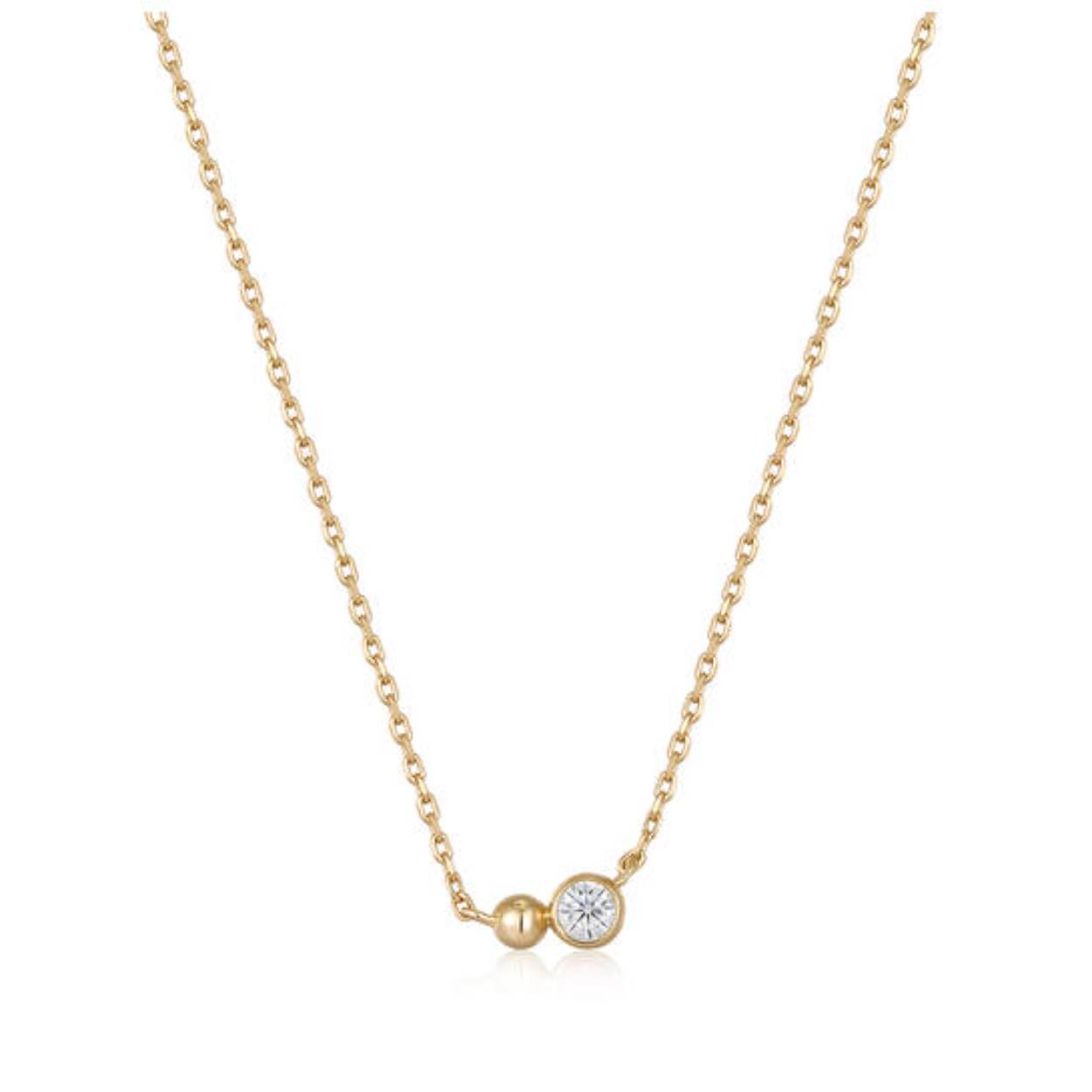 Voeg een vleugje van de futuristische trend toe aan je dagelijkse look met deze ketting! Door de sprankelende zirkonia zal de ketting stralen om je hals. Draag de jouwe solo of maak een statement en draag hem met meerdere goudkleurige kettingen.