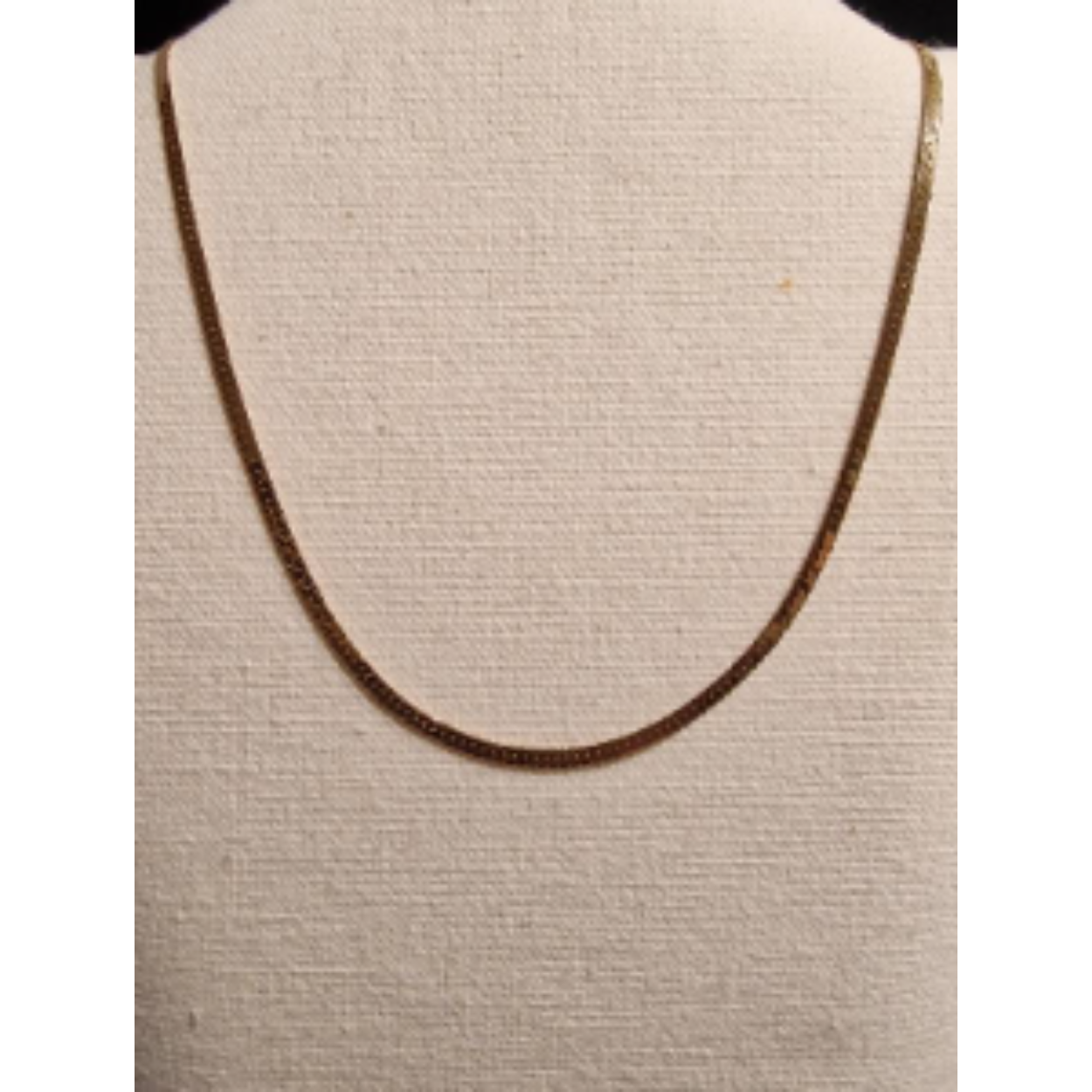 14k collier "herringbone" 2mm breed en 45 cm lang. Deze schakel is vrij kwetsbaar, niet slapen met deze ketting, beperkte garantie voor dit collier.