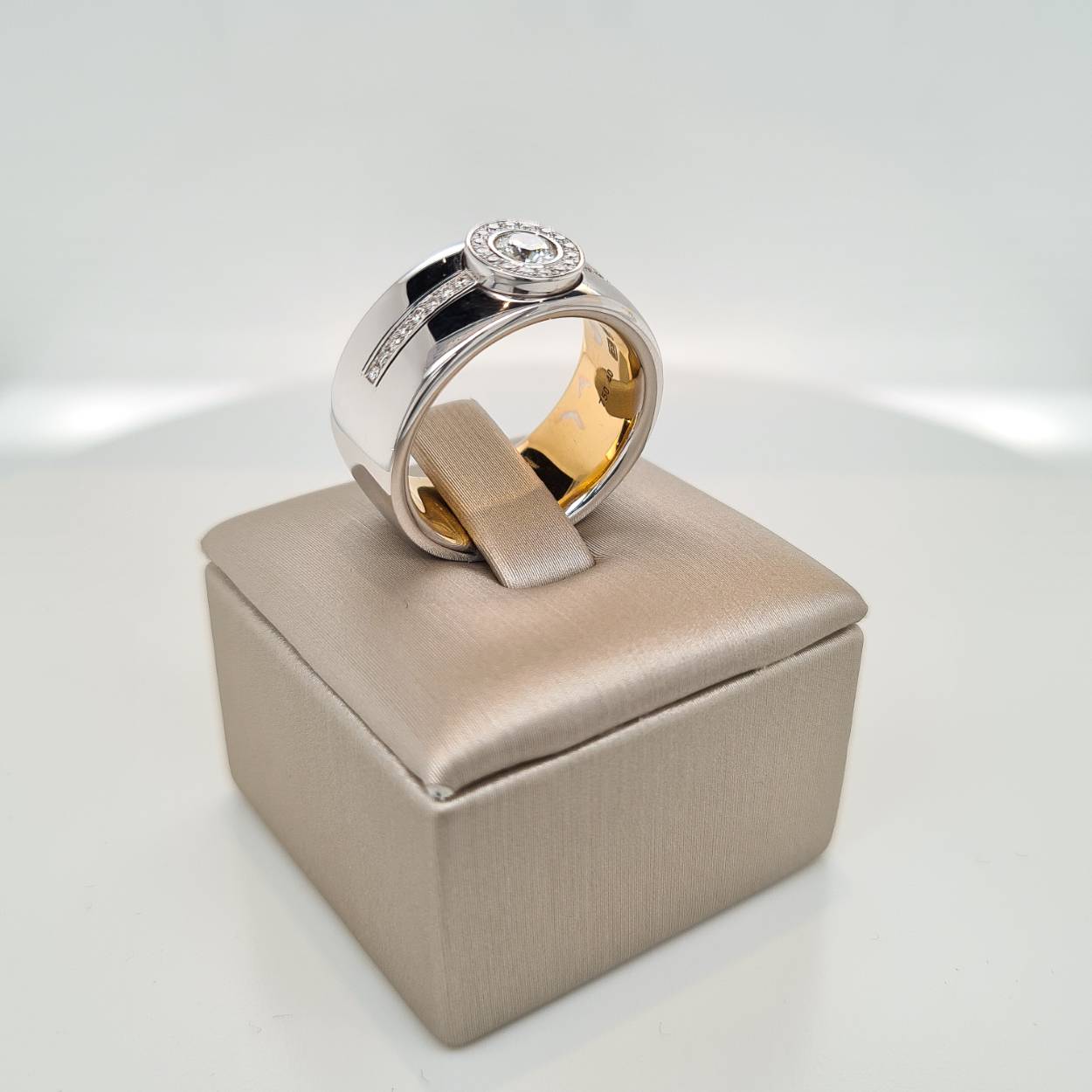 Prachtige 14krt bicolor rose- en witgouden ring met diamant 0,39crt G VSI. De maat van de ring is 54 (17 1/4). Heeft u een andere maat neem dan gerust contact met ons op.