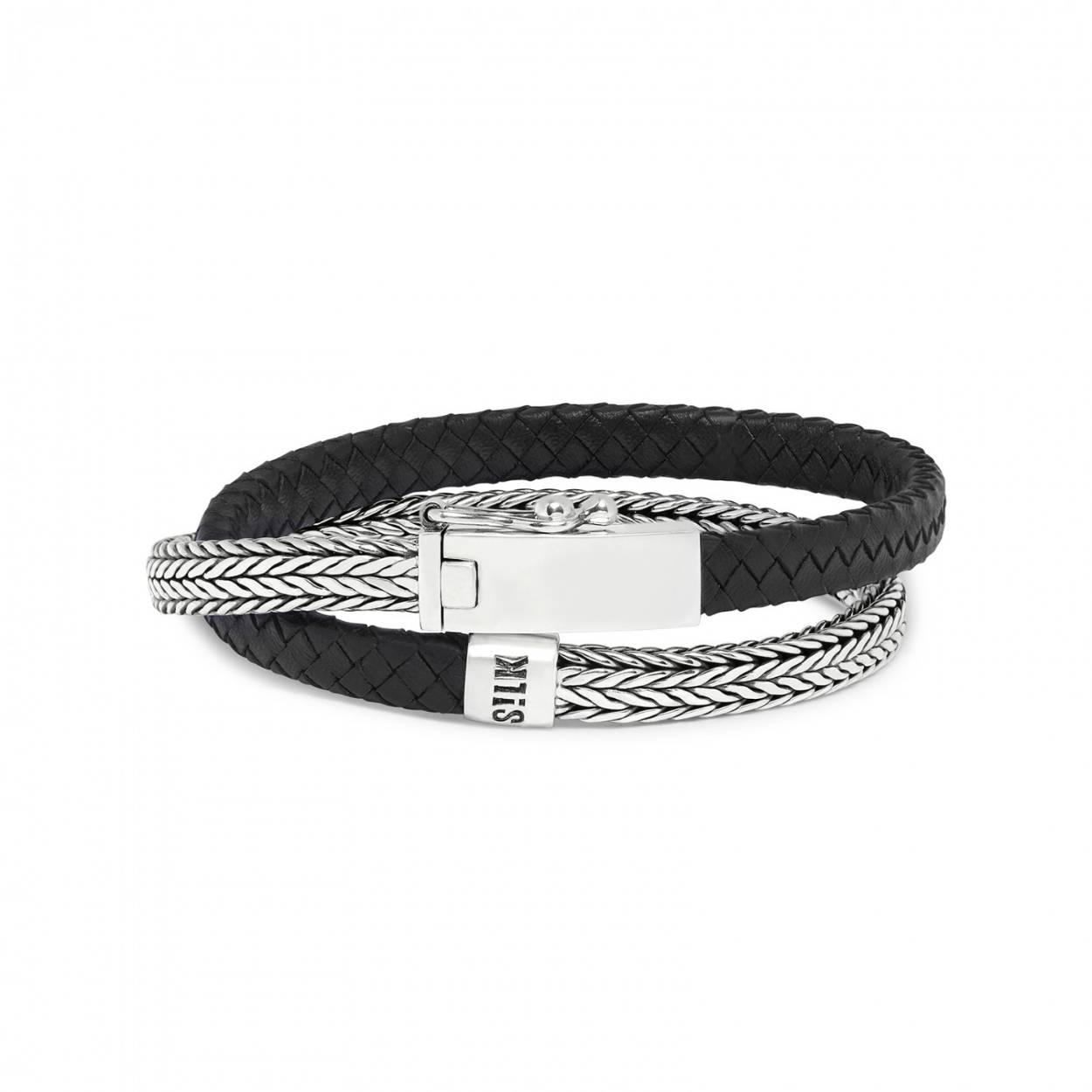 Deze prachtige zilveren wikkelarmband is verkrijgbaar in het donker bruin én in het zwart leer en wikkel je twee maal om de pols tot een eye catching geheel. De armband is met de handgemaakt van 925 sterling zilver en hoogwaardig lamsleer. Het unieke ontwerp combineert een fijne platte zilveren vlechtstructuur met een bruine of zwarte plat gevlochten lederen band, en geeft de indruk alsof jij twee armbanden draagt, in plaats van één.