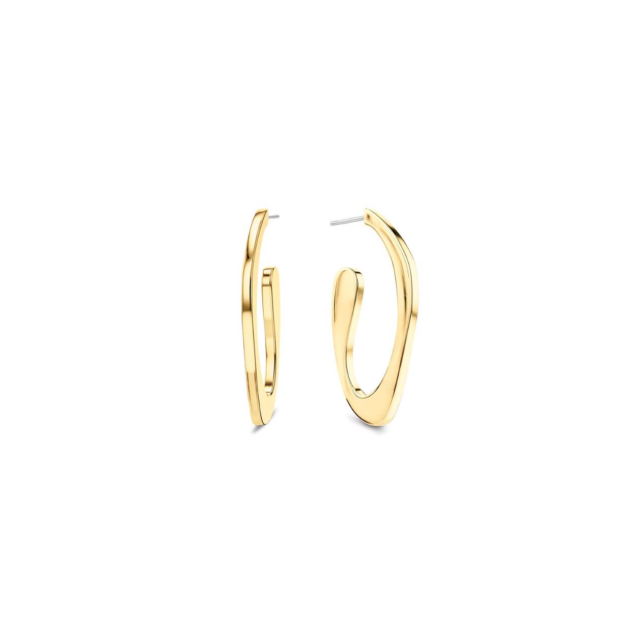 Calvin Klein CJ35000689 Dames Oorsieraad Staal
Deze stalen dames oorbellen van Calvin Klein met nr CJ35000688 hebben een sculpturale uiterlijk. De glimmende goudkleurige stalen oorstekers zitten half om het oor en hebben een kristal aan de onderkant. De lengte is 4cm en ze tonen strak. Leuk te combineren met andere sieraden uit de serie van Calvin Klein.

OVER CALVIN KLEIN
Calvin Klein is een wereldwijd lifestylemerk dat gewaagde, vooruitstrevende idealen en een verleidelijke, vaak minimalistische, esthetiek nastreeft. Calvin Klein werd groot in de jaren 70 door haar mode- en merkjeans collecties. In de jaren 80 lanceerde Calvin Klein haar spraakmakende ondergoed dat uitdrukkelijk van logo ’s voorzien was. Vanwege het grote succes is het merk ook succesvol uitgerold in Accessoires, Parfums, Home, Brillen, Golf, Horloges en Sieraden.
Sinds de oprichting in 1968 door Calvin Klein, heeft het merk haar reputatie opgebouwd als leider in de Amerikaanse mode, dankzij een cleane esthetiek en innovatieve ontwerpen. Calvin Klein wil haar publiek verleiden en inspireren door middel van provocerende beelden en opvallende ontwerpen die prikkelen. 

SPECIFICATIES:
- Stalen dames oorsieraden
- Lengte 4cm
- Goudkleurig
- Glimmend