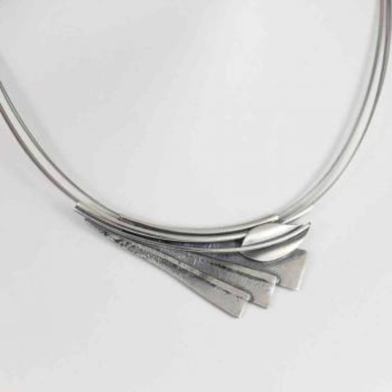 Buttner Schmuck handgemaakte sieraden vervaardigd in een klein atelier uit de Harz, zilveren hanger met staaldraadcollier.