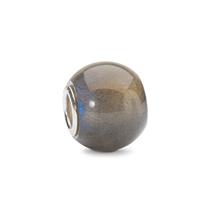 Trollbeads bedel labradoriet rond: Deze steen wordt ook wel de transformatiesteen of sterrensteen genoemd. Labradoriet geeft kracht en een goede gezondheid.