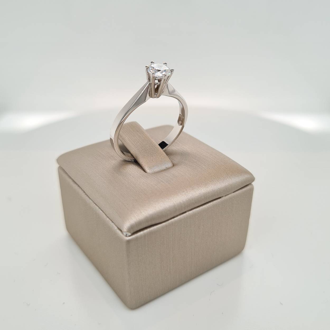 Prachtige 14krt witgouden solitaire ring met diamant, 0,50crt G Si. De maat van de ring is 55 (17 1/2). Heeft u een andere maat, neem dan gerust contact met ons op.