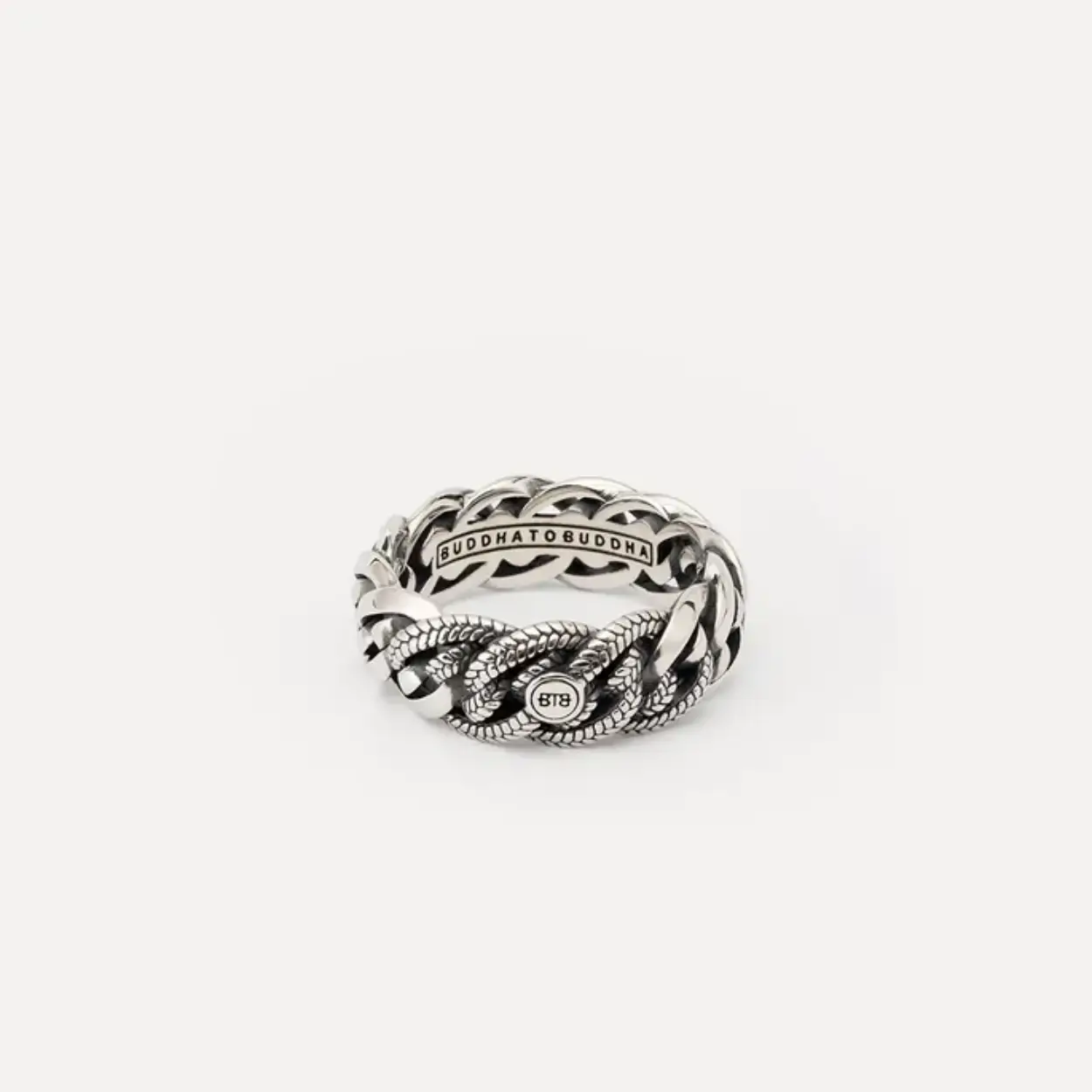 600Nathalietexture16
Onze Nathalie Small Textuur Ring heeft een uniek ontwerp. Het prachtige ontwerp van de Nathalie schakel loopt door de hele ring, inclusief het middenstuk, waardoor er een krachtig geheel ontstaat. Combineer deze krachtige ring met de bijpassende Small of XS-armband om een waanzinnige look te creëren. Deze ring voegt een opvallende uitstraling toe aan onze bekende Nathalie schakel. 