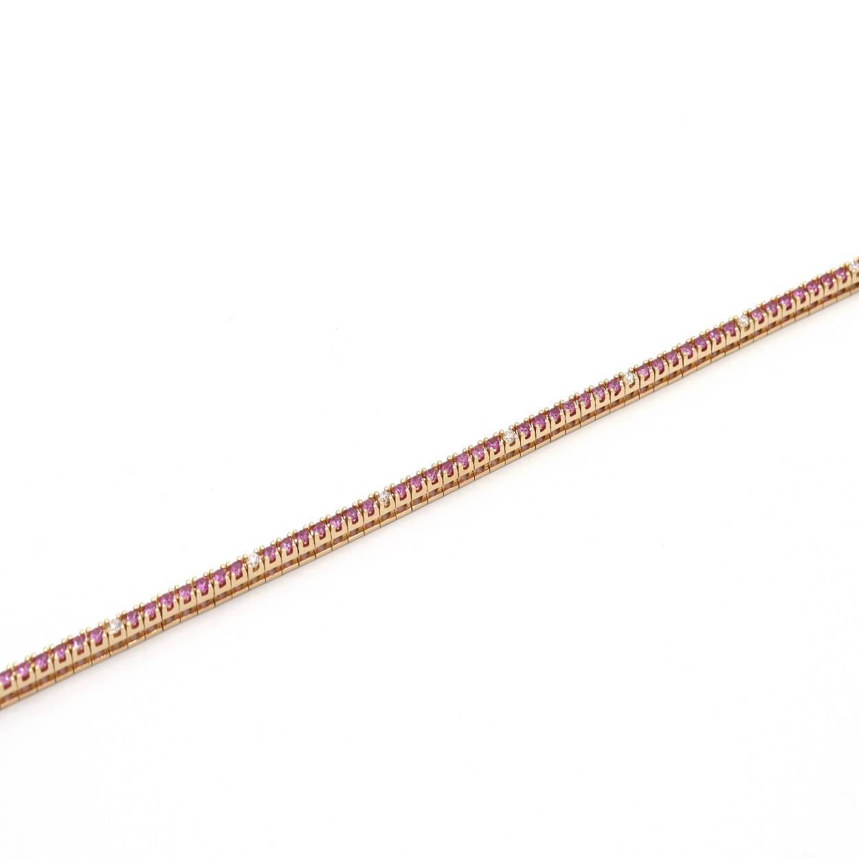 Tennisarmband met witte briljant en roze saffier.