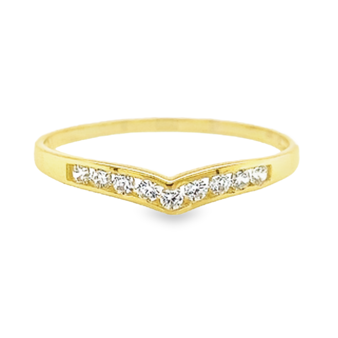 Deze geel gouden ring is werkelijk schitterend, dit komt natuurlijk door de rij met briljant geslepen zirkonia stenen. De zirkonia stenen zijn gezet tussen de randen van de ring en hebben dus niet individuele zetpoten, dit geeft deze ring een uitstraling die erg bijzonder is. Ook hebben de zirkonia stenen hierdoor ieder meer ruimte om te schitteren. Deze ring heeft een fijne scheen en is hierdoor niet super duur in prijs.