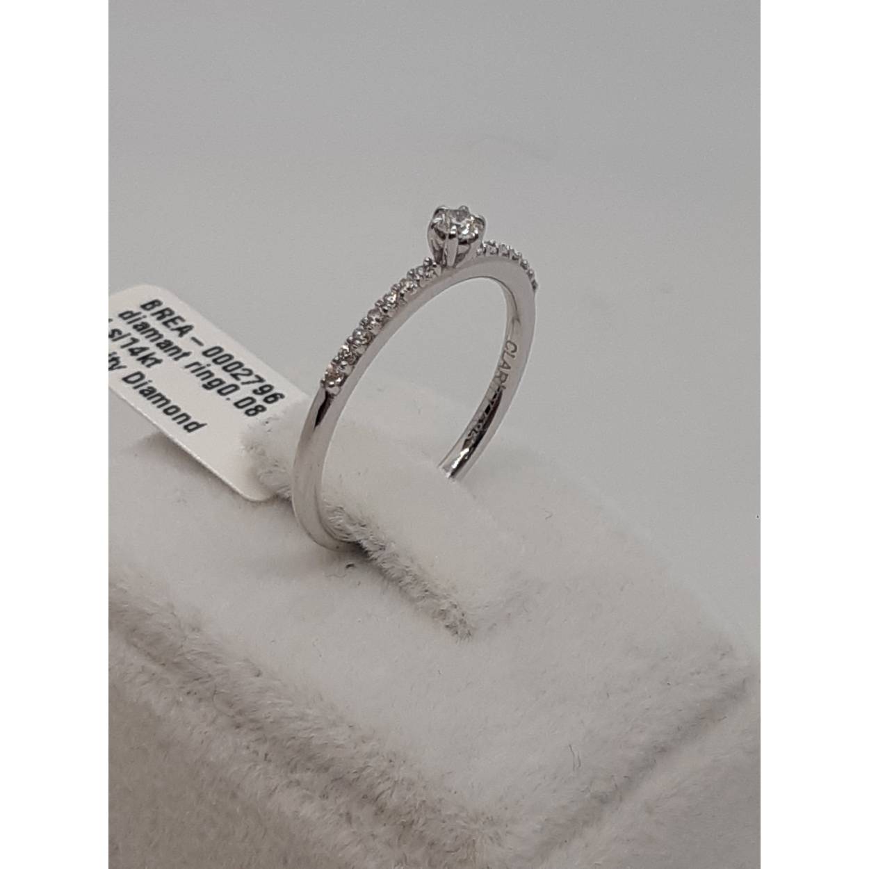 De Diamanten Verlovingsring met modelnummer BREA-0002796 is een prachtige gouden ring van 14 karaat. Het bevat 15 ronde diamanten met een zuiverheid van SI1 en kleur F (fijn wit+ River). Perfect voor speciale gelegenheden. Draag het op je ringvinger voor een klassieke uitstraling en geniet van de schittering van deze verfijnde juweel.