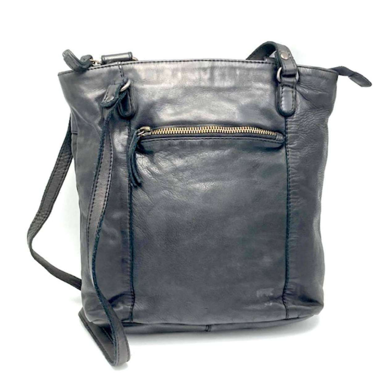 shopper of rugzak? U kunt kiezen hoe deze soepel lederen tas gedragen dient te worden. Tas is voorzien van toprits, achterrits en voorrits. Binnenkant is									
voorzien van steekvak en binnen ritsvak. 

Afmeting 29 x 24 x 11cm