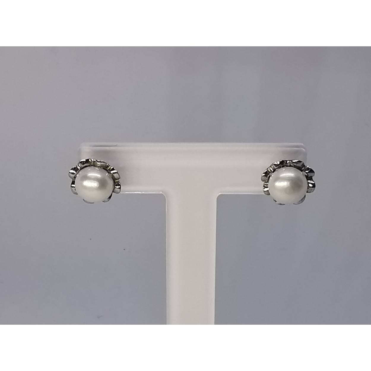 14 Karaat wit gouden oorstekers in bloemvorm met parel.
Diameter parel: 7mm.