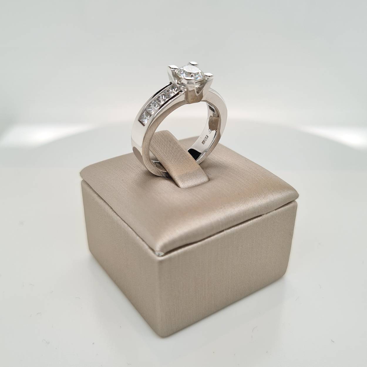 14krt gouden ring met diamant